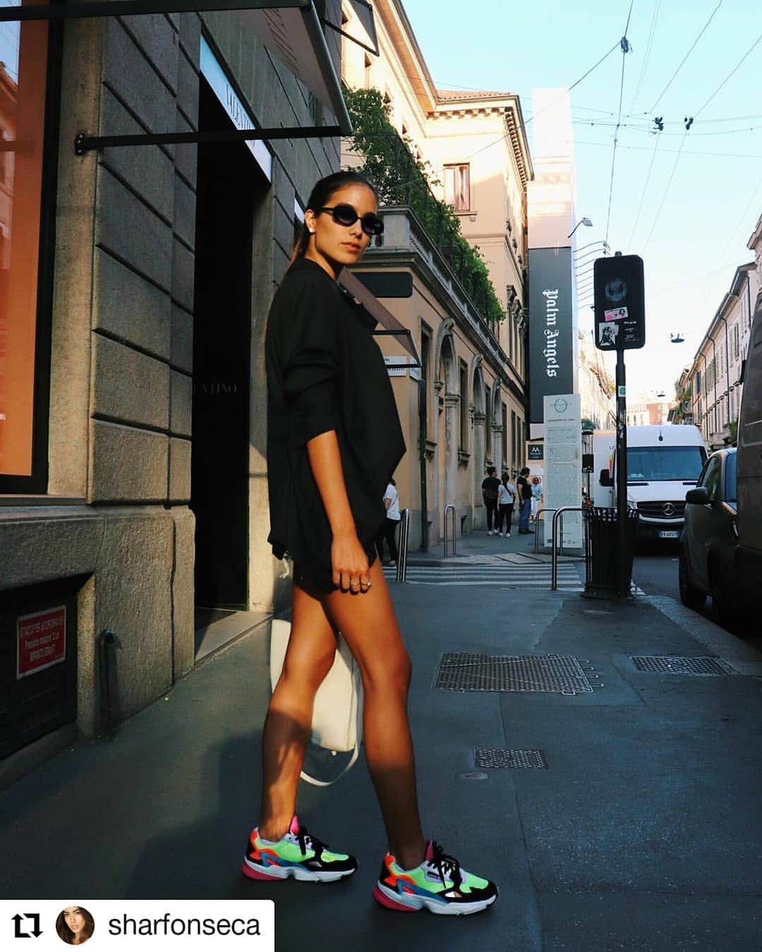 のインスタグラム：「Great look from @sharfonseca with @italiaindependentofficial Mod.0941🔥🔥🔥 #italiaindependent  #Repost @sharfonseca • • • • • • Quick stop in Milan for the day 💖  I’m excited to announce that I’m going to be in Milan next week with @globalfashiontravels to experience a week of fashion workshops 👜👗👢if you would like to try this experience in the next months check them out! ☺️😘 ———— Rápida parada en Milán hoy 💖  Estoy emocionada de contarles que la próxima semana estaré en Milán junto a @globalfashiontravels para asistir a diferentes cursos de moda para aprender mucho más de la industria 👗👜👢si les gustaría formar parte de esta experiencia en los próximos meses visita su perfil! 😊😘 #ootd #milan」
