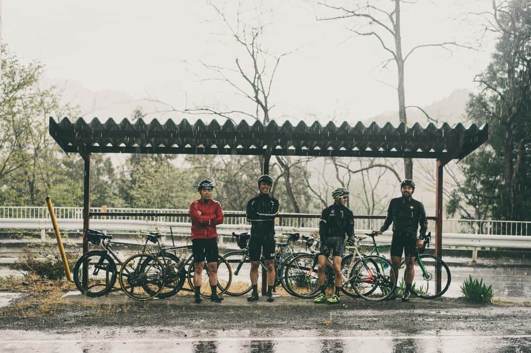BONXのインスタグラム：「Rained and still happy. Good crew makes any situation enjoyable. More so if the crew is connected on BONX.⠀ Photo by @nobuhikotanabe⠀ #GoBonx #GoMakeNoise⠀ .⠀ .⠀ .⠀ #Bonx #technology #extreme #communication #gear #outdoorsports #extremesports #grouptalk #sportstech #sportstechnology #headphones #wirelessheadphones #bike #bikelife #roadbike #cycling #groupride #biketour⠀」