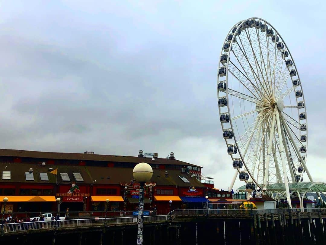 マキ・コニクソンさんのインスタグラム写真 - (マキ・コニクソンInstagram)「空港に行く前にWaterfront のPier 54にある”Ivars”に行ってクラムチャウダーを食べて来たよ！そこまで美味しいとかじゃなくて子供達が小さな頃から行ってる所だから思い出が沢山あってただここに来たいだけ！食べた後は毎回カモメにエサをあげたっけ。今日も皆んなでエサあげたよ！シアトルには歳が近いいとこがいるから楽しいね！Pike Place Marketにも行ったし観覧車にも乗ったよ！🎡今回思い切った”弾丸シアトル”だったけど本当に良かった！何ごとも悩むぐらいなら行動するべしだね！👍🏼やるっきゃない！💪🏼 #シアトルのおすそ分け👍🏼 #今日のシアトルは肌寒いよ。#行動のみ☝🏼 #Bye Bye Seattle 👋🏼」6月19日 8時01分 - makikonikson