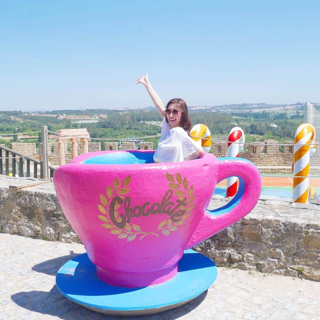 のインスタグラム：「* ポルトガルへ戻ります🇵🇹🤤 オビドスにて チョコレート工場の様な🏭チョコレートフェスティバルを発見🍫 様々なチョコレートが販売されていたり キャラクター達から一緒に写真を撮ろうといわれ10€でおしうられたり 賑やかなチョコレートフェスでした🍫 #うーちょこちょこちょこぴー」
