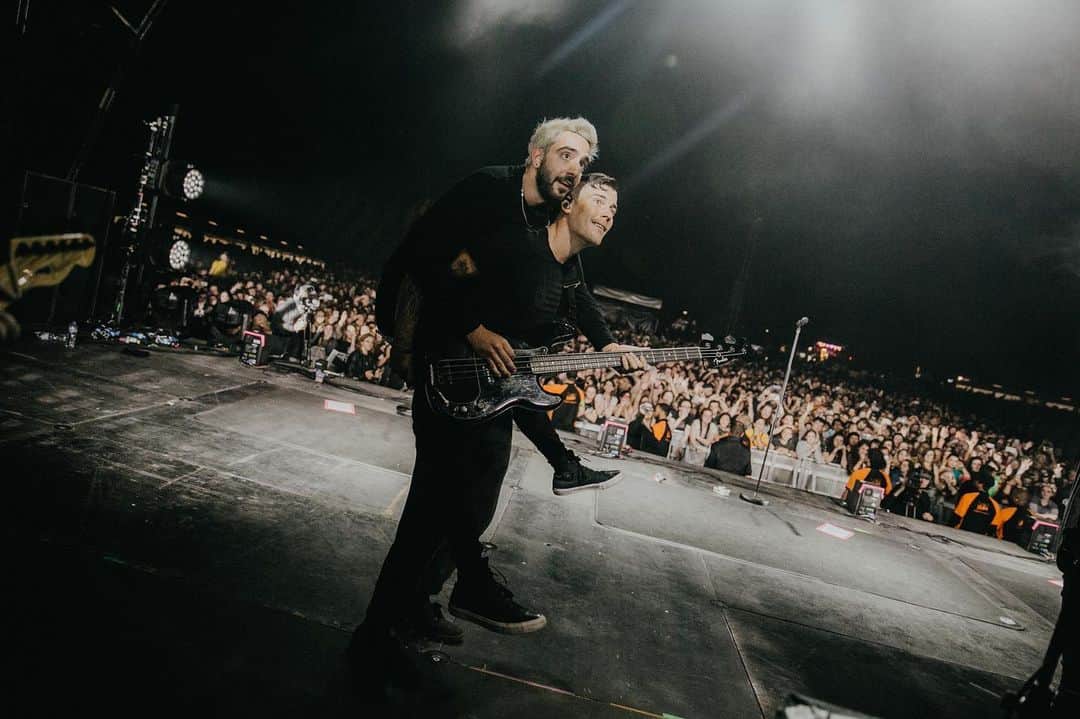 ザッキー・ヴェンジェンスのインスタグラム：「Happy birthday 🎊🎉🎂 to my Brother @jackbarakat . Very lucky I get to share the stage and a lot of my life with you! Love ya homie ❤️🎸💪🏻 #tourbrothers #music #musician #birthdays #31」
