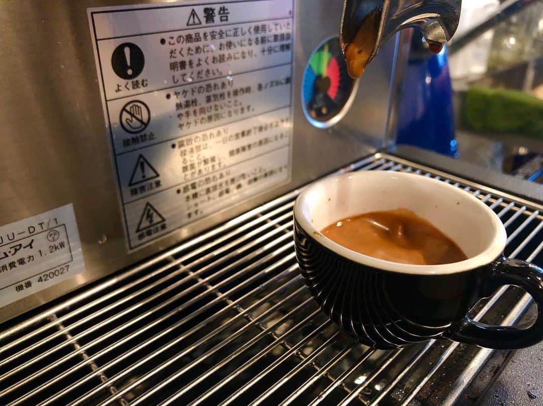 ホテルパシフィック金沢さんのインスタグラム写真 - (ホテルパシフィック金沢Instagram)「. 2019.6.19 . Cafe 7:00〜23:00(22:30 L.O) . おはようございます。 バックパッカーの皆さん、エスプレッソをクイっと飲んで出発されてます😌 いってらっしゃい🤲🏻 . We’re open everyday from 7am to 11pm. . .  #hotelpacifickanazawa #ホテルパシフィック #ホテルパシフィック金沢 #ホテル #hotel #japan #jpn #石川 #ishikawa #金沢 #kanazawa #旅行 #一人旅 #家族旅行 #女子旅 #travel #instatravel #renovation #リノベーション #renovationhotel #手紙 #letter #金沢カフェ #coffee #cafe #latte #朝活」6月19日 8時18分 - hotel_pacific_kanazawa