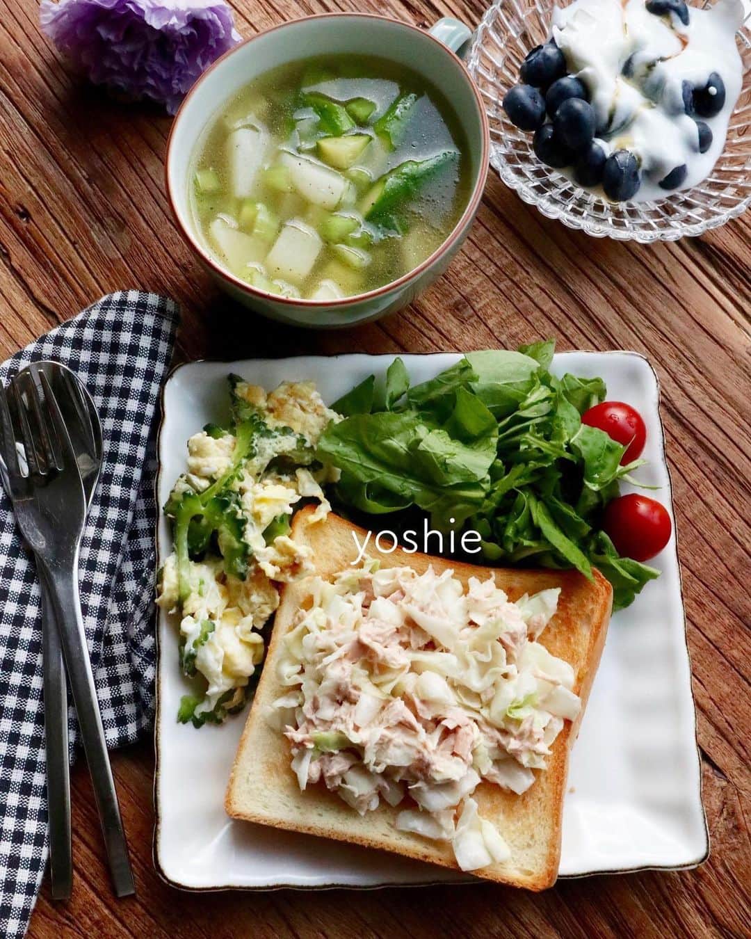 草間淑江さんのインスタグラム写真 - (草間淑江Instagram)「おはようございます！ ６月１９日の朝は、キャベツツナマヨのっけパン、卵とゴーヤの炒め物、サラダ、かぶとアスパラとズッキーニのスープ、ブルーベリーヨーグルト。 今朝はブラッドストーリーのキタノカオリの食パン。 焼いて、からしを塗ってのせました。 食パンな気分でした。 ごちそうさまでした。  昨夜は新潟、山形で大きな地震が。 ニュースで気にしています。 余震もあるかと思いますので安全な場所で。 皆様が素敵な１日になりますようお祈りしています。 ・ #朝食#食パン#のっけパン#ツナマヨ#キャベツツナマヨ#キタノカオリ # ブレットストーリー#スープ#ブルーベリーヨーグルト」6月19日 8時32分 - yoshie_kusama