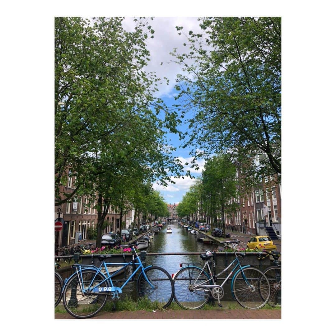 石橋穂乃香のインスタグラム：「My first experience in Amsterdam. 1. There were lot of bicycles. 2. There were lot of pancakes. 3. Of course,  there were  smell of weeds everywhere.🤣🤣🤣 アムステルダムは、複数の同性か異性でパーティしに行く街ですね。笑 行って偶然見つけた美術館が好みすぎて幸せでした！バンクシーが沢山、そして私のウォーホルも💗💗💗 自転車至上主義で、少なくとも30回は自転車に怒られた。笑 #amsterdam #banksy #mocomuseum」