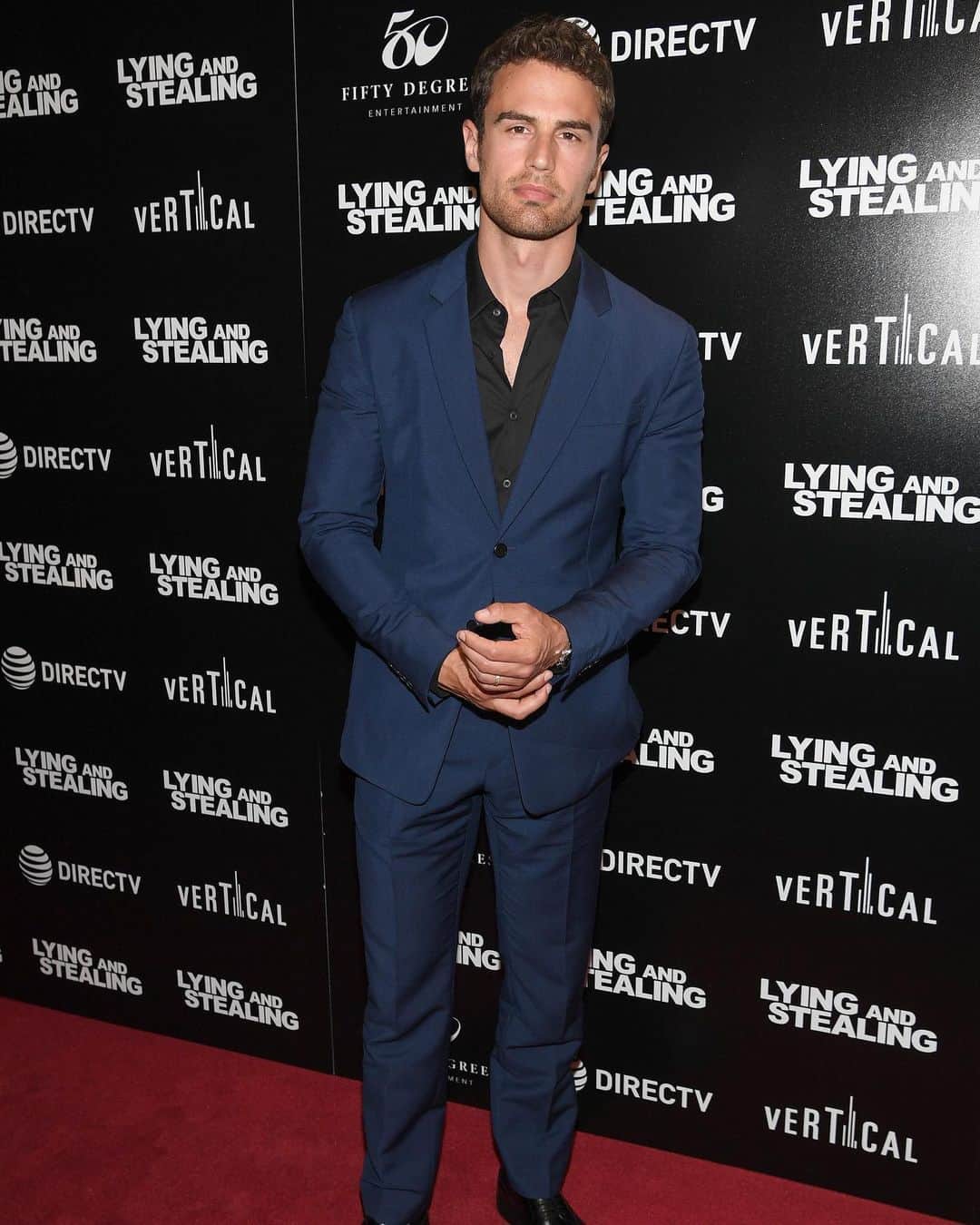 E! Onlineさんのインスタグラム写真 - (E! OnlineInstagram)「We have a gift Four you:  A new Theo James photo. You're welcome. (📷: Getty Images)」6月19日 8時46分 - enews