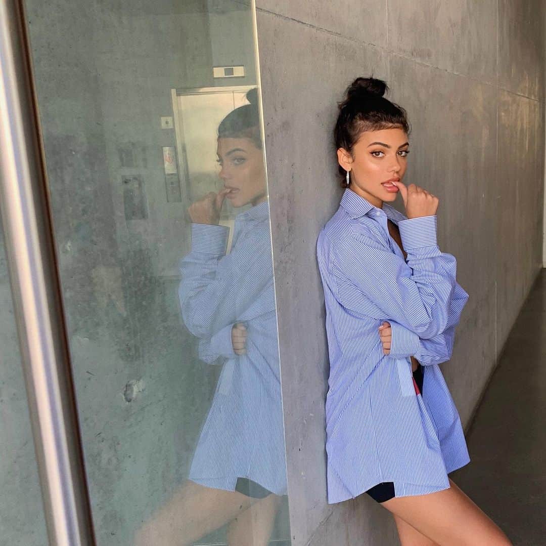 ケルシーのインスタグラム：「when will my reflection show who i am insiiddeee」