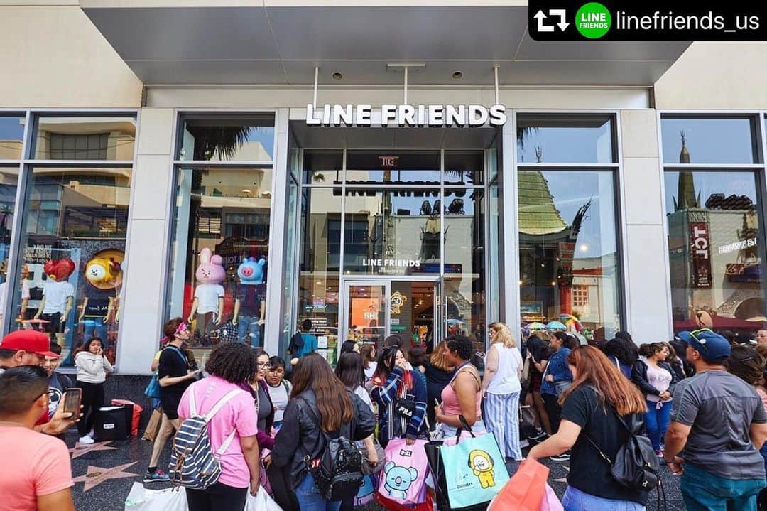 BT21 Stars of tomorrow, UNIVERSTAR!さんのインスタグラム写真 - (BT21 Stars of tomorrow, UNIVERSTAR!Instagram)「#repost @linefriends_us ・・・ What a turnout! ✨ Thanks for joining us this past weekend for the grand opening of our Hollywood store! . Visit us and enjoy up to 40% off select BT21 products + get exclusive gifts with your purchase ‪through 6/30‬! . <Location> 📍 ‪6922 Hollywood Blvd, Los Angeles, CA 90028‬ . 👉 Link in bio for event details . #THANKYOU #LINEFRIENDS #BT21 #PERMANANET #STORE #HOLLYWOOD #LA #LINEFRIENDS_US」6月19日 8時52分 - bt21_official