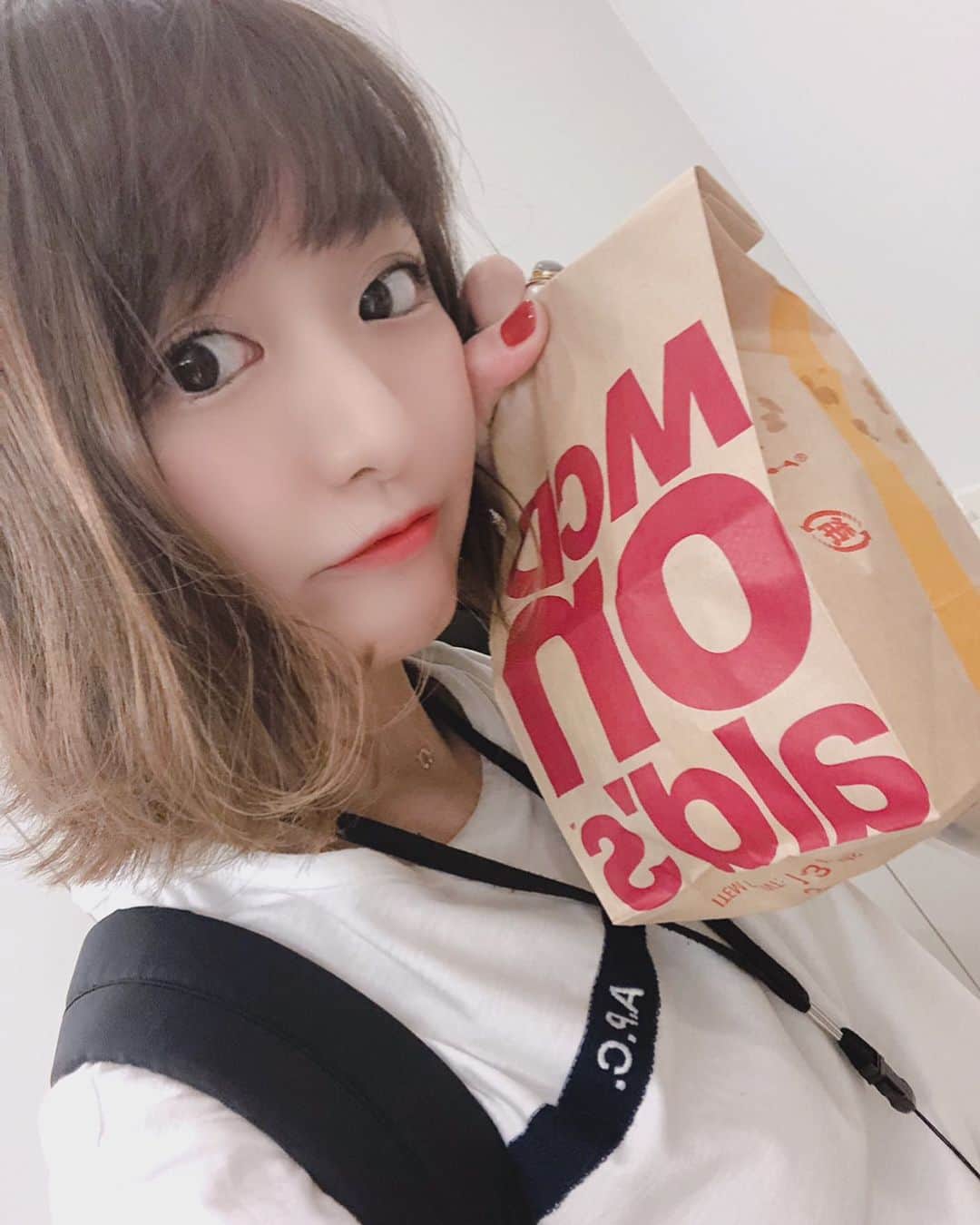 東なつ紀のインスタグラム：「最近自撮りしてないなぁとおもって 朝マックで自撮りしといた🍔🍟🥤 #朝マック #マクド」