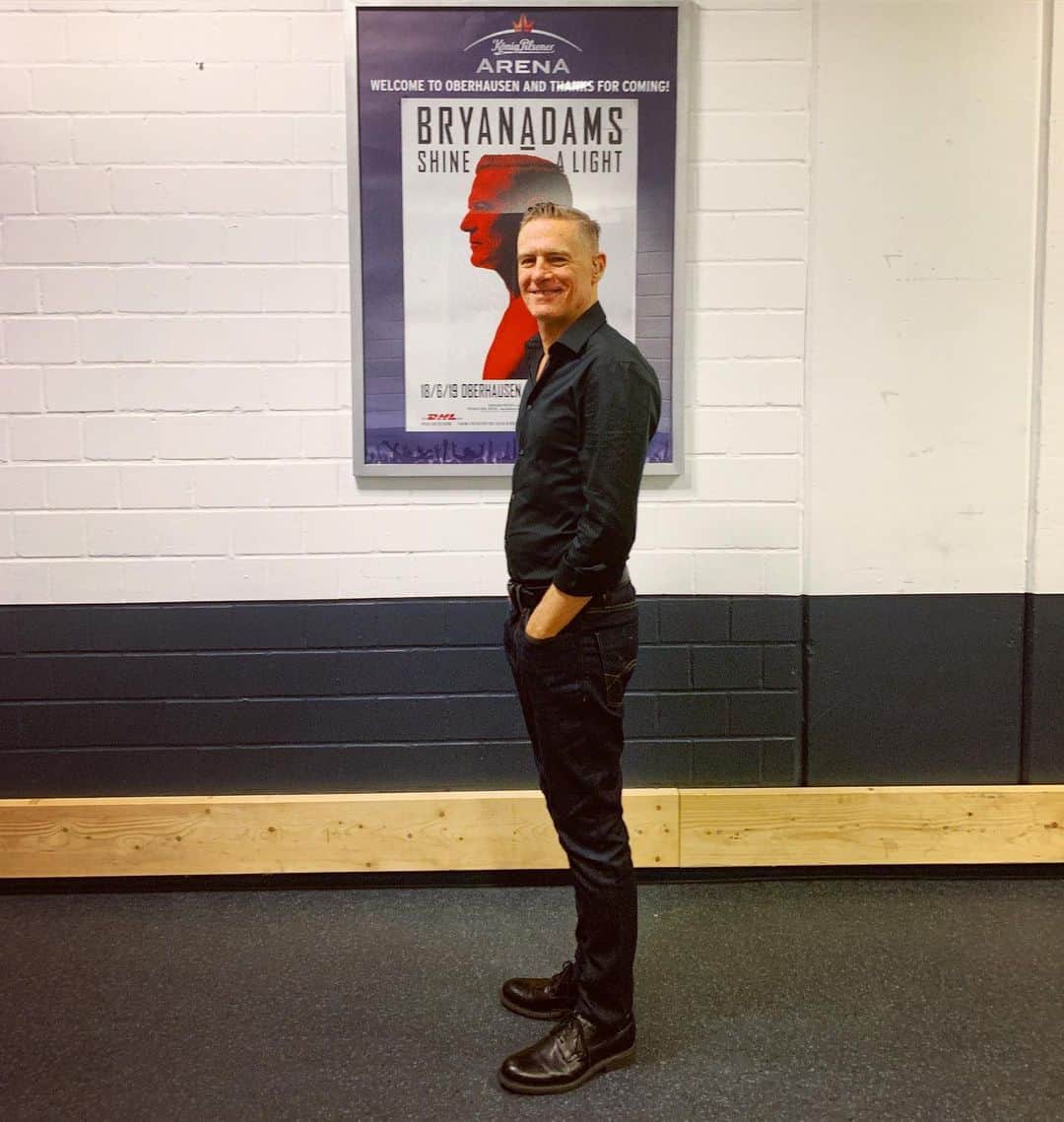 ブライアン・アダムスのインスタグラム：「Oberhausen, Germany 🇩🇪 backstage #bryanadamsshinealight」