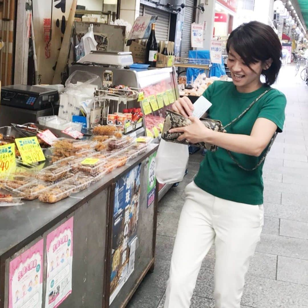 佐々木梨絵さんのインスタグラム写真 - (佐々木梨絵Instagram)「昨日の写真ですが…  加賀屋商店街 スーパーアプロ前で東参議院議員の国政報告書を配布❣️ スタッフと食べるお昼ご飯にから揚げを買いました！ めちゃくちゃ美味しいんです♡  さあ、今日も頑張ります！  #大阪維新の会 #佐々木りえ #東徹参議院議員 #加賀谷商店街」6月19日 9時03分 - sasaki__rie