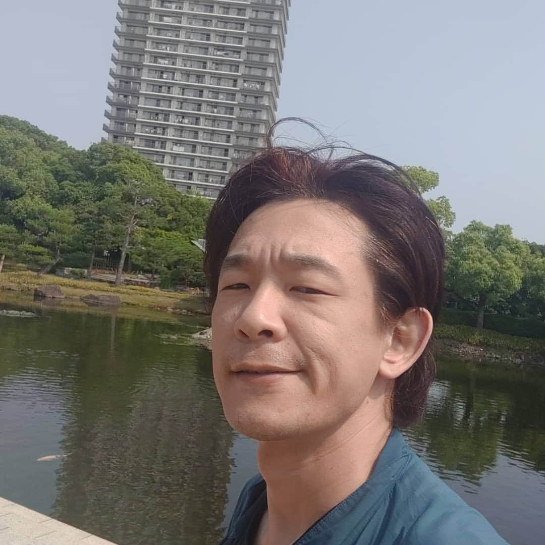 立川こしらさんのインスタグラム写真 - (立川こしらInstagram)「都会のオアシス、白鳥庭園に来てるぞ！ 管理が行き届いて、最高の庭だ。」6月19日 9時18分 - kosira.t