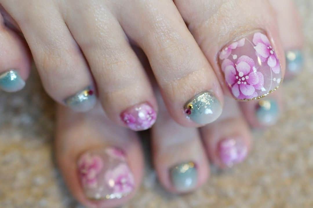 Yuka Maeda ::manicurelistのインスタグラム：「フットネイルもぞくぞく💓 . . 大阪市北区 梅田.中崎町.駅から徒歩7分🚶‍♀️ CADENAS nail eyelash  マツエクアカウント @cadenaseyelash LINE:@ cadenas 🆔検索🙋‍♀️ tel:06-4792-8617. cadenas.nail@gmail.com. . #ネイル #ジェルアート #手元くら部 #梅田ネイル #instanails #大人ネイル #個性派ネイル #クリアネイル #ジェルネイル #nail #네일 #ニュアンスネイル #instanail #nailstagram #春ネイル  #ネイルデザイン #젤네일 #美甲 #osaka  #ジェルデザイン #cadenas #指甲 #spring #Insatnails #fashion #シアーネイル #うる艶ネイル #トレンドネイル  #お洒落ネイル #フットネイル」