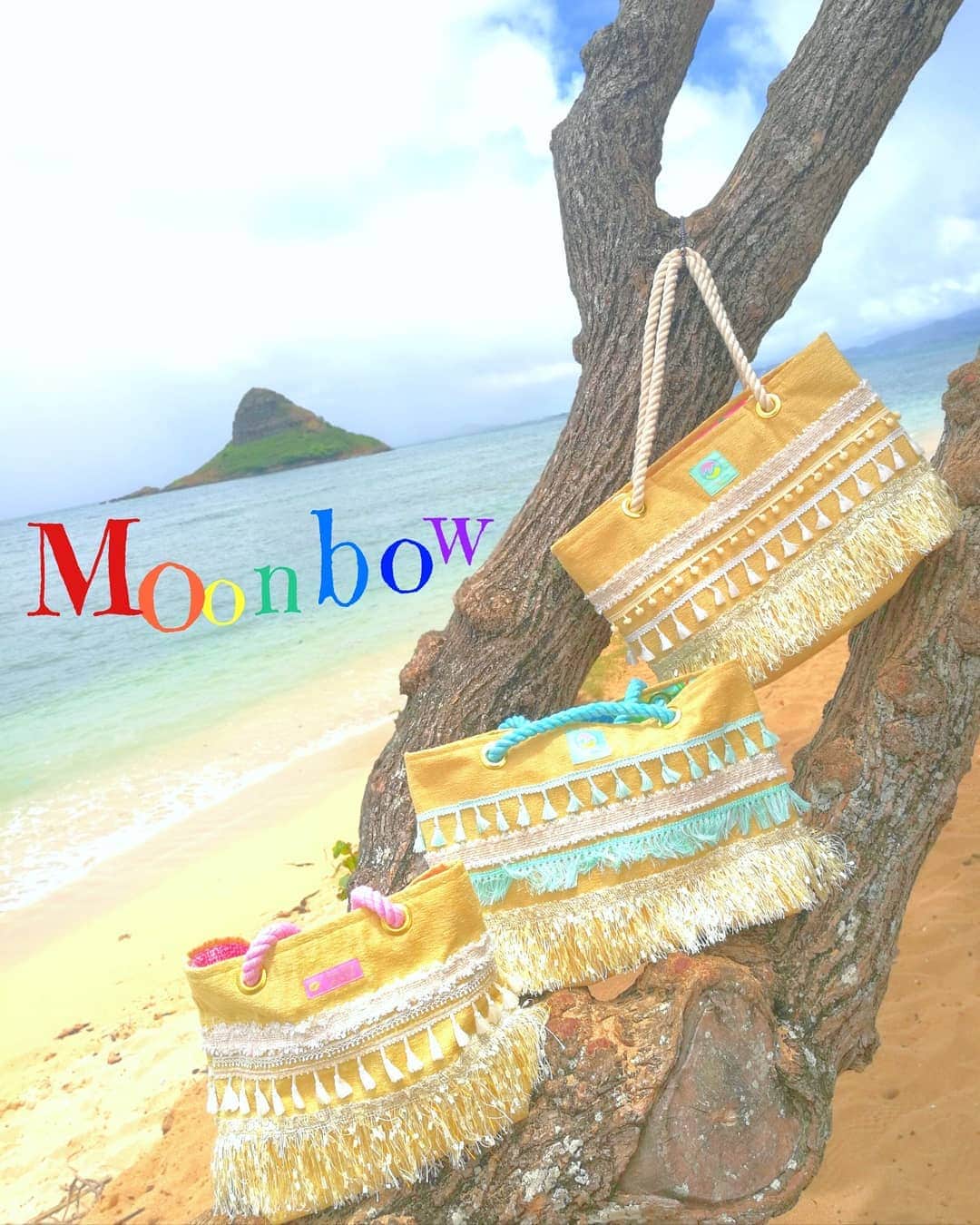 Moco Lima Hawaiiさんのインスタグラム写真 - (Moco Lima HawaiiInstagram)「New* Gold Fringe Tote Bag, Made By Moco  ハワイに戻り時差ボケで寝付けない日々を送っていますが、ベッドルームに差込む月明りがあまりにキレイな事に気づきました。いつもは疲れてお月様を楽しむ余裕もなくバタンキューですが、たまには時差ボケもいいものです。月明りのゴールドが印象的で、そこからヒントを得てこれらのバッグが生まれました♡  同日、たまたま夜空を見上げたらキレイなMoonbow♡　大好きなTalking to the moon （by Bruno Mars) を歌わずにはいられないステキな夜でした。  I have been jet lagged since coming back to Hawaii. I couldn't sleep at night then I realized such a beautiful moon light from my bedroom. It's a good opportunity to have a jet lag sometimes because that's happened to me！ I got a inspiration from the moonlight and I made these bags.  On the Same day, I saw a  Moonbow in the night sky. I couldn't go without singing my favorite song, Talking to the moon, by Bruno Mars. Such a beautiful moon 🌙  #moonlight#moon#moonbow#rainbow#night#sky#gold#jetlag#beautiful#talkingtothemoon#my#favorite#song#brunomars#love#sing#northshore#longdrive#mokolii#island#hawaii#mocolima#モコリマハワイ#月明り#時差ボケ#夜空#月  Mocolima Showroom 13-18 Open today  皆さまのご来店を心よりお待ち致しております♡  Have a beautiful day！」6月19日 9時42分 - mocolimahawaii