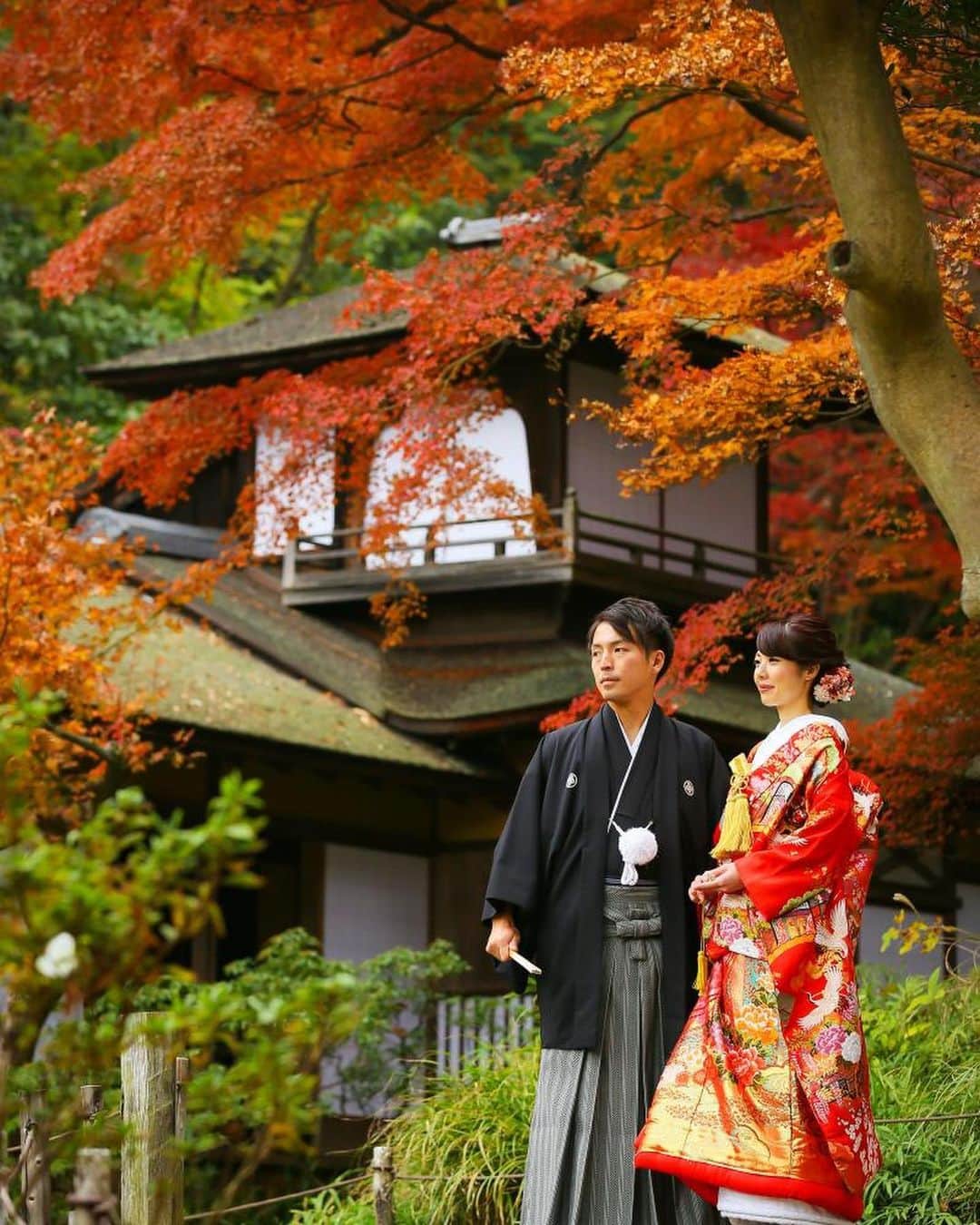 スタジオAQUA 横浜店さんのインスタグラム写真 - (スタジオAQUA 横浜店Instagram)「大人気紅葉ロケ！ご予約はお早めに！！！ . . １年の中で最もロケーションが人気の紅葉シーズン。 色鮮やかで、なんだかしっとりな雰囲気。とってもステキですよね☺︎✨ 紅葉の季節に撮影を考えてる方、はやめはやめのご予約がおすすめです！！ . . . . フォトグラファー▶︎ @h_koike_aquayokohama  #横浜 #前撮り  #ウェディングニュース #locationphoto #ウェディングヘア #花嫁準備 #instgood#結婚準備 #スタジオアクア #結婚式準備#ロケーション撮影#instawedding #結婚写真 #weddison #フォトスタジオ #ブライダルフォト #関東花嫁 #プレ花嫁 #卒花 #写真で伝えたい私の世界  #2019夏婚 #関西花嫁 #ファインダー越しの私の世界  #全国のプレ花嫁さんと繋がりたい#結婚 #花嫁diy #卒花嫁  #ウエディング  #結婚式準備 . スタジオ公式アカウントはこちら▶︎ @decollte_weddingphoto  @studioaqua_yokohama」6月19日 9時44分 - studioaqua_yokohama