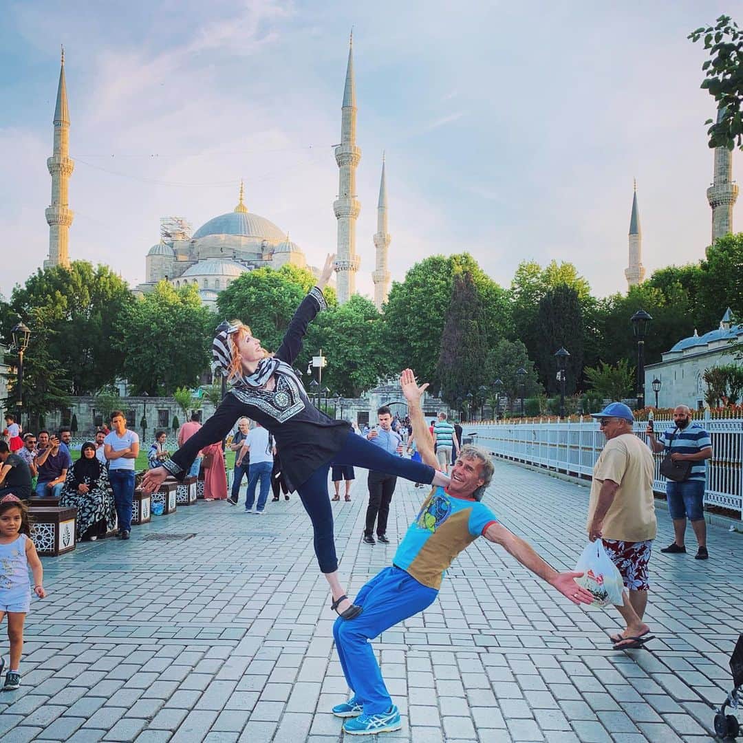 ボニー・モーガンのインスタグラム：「Last stop on this whirlwind adventure of Bon and Dad...Istanbul! You know...it WAS Constantinople, but now it’s Istanbul, NOT Constantinople... 😜 #wesangthatalot  #adventuresofbonanddad #istanbul #contantinople #epicawesomeness #acrobrats #bluemosque #hagaisofia #sultanahmet #bendybonnie」