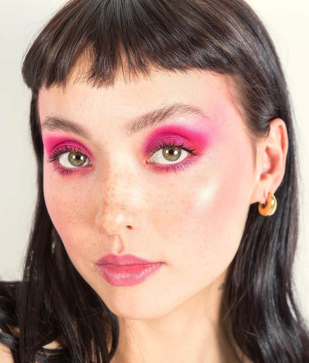LORACさんのインスタグラム写真 - (LORACInstagram)「PRETTY in PUNK 💋🍉🎸put your creativity into OVERDRIVE 🚨with our NEW Neon Lights PRO Pressed Pigments Palette (available for a limited-time only on LORAC.com & ULTA.com) ⚡️ Colors featured: GIRLS  in crease & outer corner, COCKTAILS on center lid and a touch of ATOMIC on outer corner ⭐️ Makeup @deanfournier Photo @phojoh Model @geishagrl #LORAC #LORACNeonLights #LORACCosmetics」6月19日 9時48分 - loraccosmetics