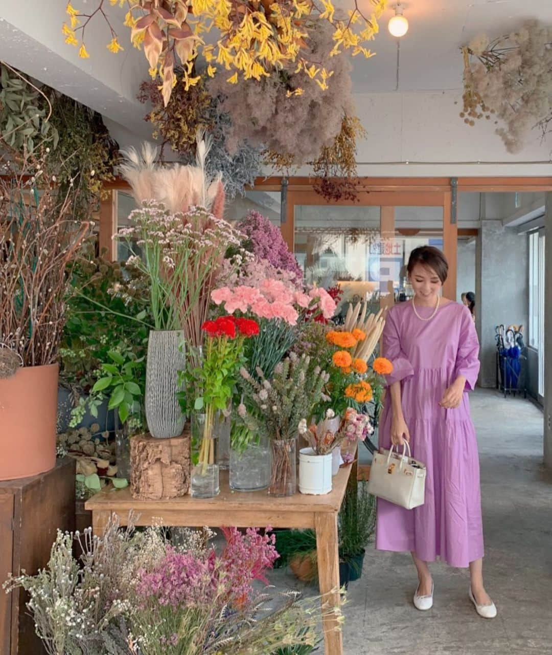 堀江直美さんのインスタグラム写真 - (堀江直美Instagram)「幸せ空間🌼💐🌸🌻🌺🌷🌹 * オリジナルOPは本日発売✨ #丈感こだわったので小柄な方にもオススメ * この日はボタンを後ろに✌🏻 * #HIAND#ootd#outfit#hermes#エルメス#HAT#帽子#ワンピース#ワンピースコーデ#コーディネート#コーデ#夏コーデ#2019ss#birkin25 #クレ#フラットシューズ#まとめ髪#hnHIAND」6月19日 9時52分 - naomiiiiiiiiiiii