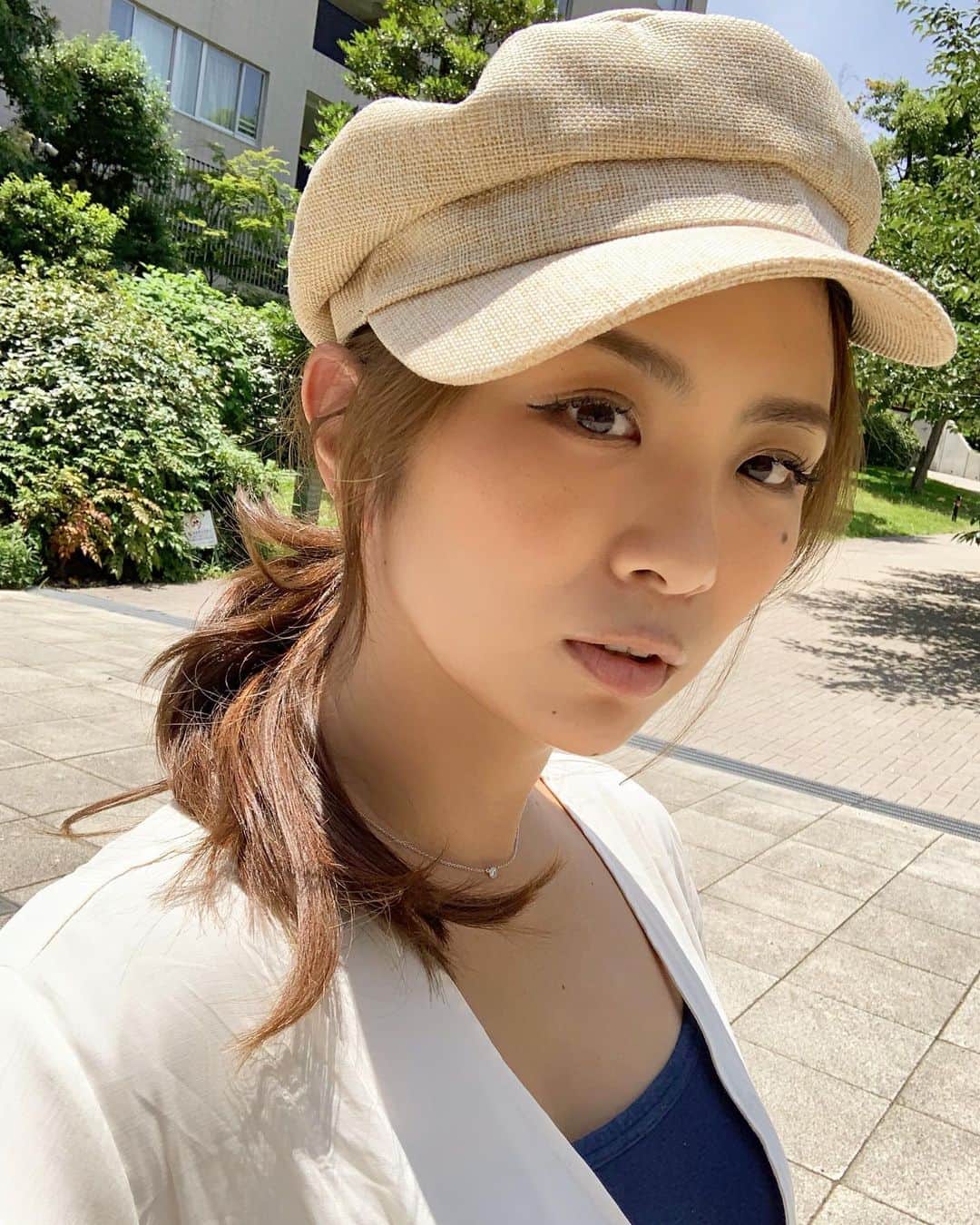 のインスタグラム：「髪の毛だいぶ伸びたなぁ💇‍♂️ ・ １年半前に30㎝以上切って、肩につくかつかないかで、たまにちょこちょこ整えたりしてきたけど✂︎ ・ 今じゃてっぺんでお団子も出来る〜 ・ 短いのも楽だけど、やっぱりササっとまとめられる長さの方が、これからの季節は合ってるかもなぁ🤔 ・ #ヘアドネーション #久々に帽子 #でも帽子被ってるイメージらしい #確かに帽子被るだけで #オシャレしてる気になる😂 #伸ばすかキープか #迷いどころ🤔」