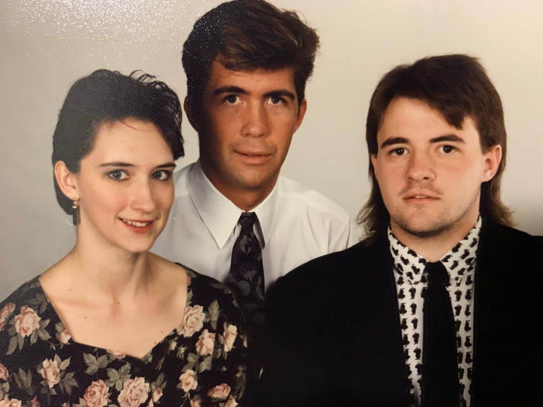 ケヴィン・スミスのインスタグラム：「The Smith Kids, circa 1990. We gathered at my brother Don’s behest for this portrait, which was a gift for Mom and Dad. But I suspect the real reason he wanted to take this photo was because Don knew he was in the middle of an amazing hair month and wanted to preserve the moment. I, on the other hand, was knee-deep in the middle of a mullet. Don said to dress nicely so I got that shirt from a long-defunct store in the Monmouth Mall called OakTree - which is where I also bought the original Silent Bob coat for $10, brand new, in a summer clearance sale. Three years after this photo was taken, I’d pull on that discount trench and make Clerks. #KevinSmith #family #siblings」