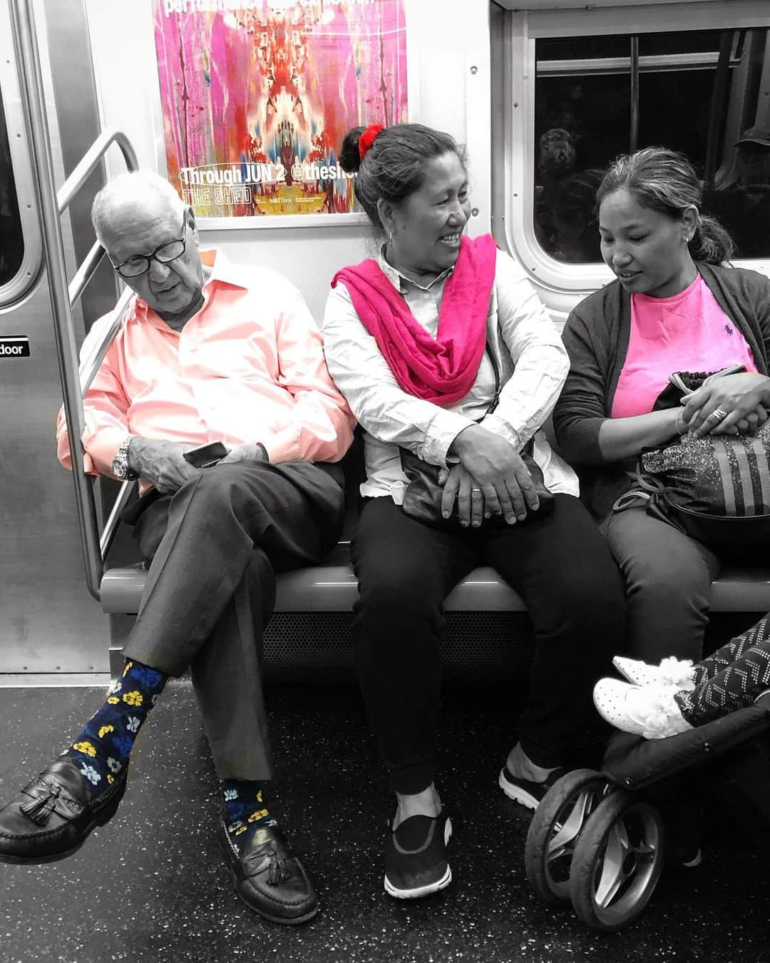 スコット・ローウェルさんのインスタグラム写真 - (スコット・ローウェルInstagram)「In The Pink . #subway #streetphotography #shotoniphone #subwayseries #mta #nycsubway #nycstreetphotography #documentaryphotography #streetphotography_bw #storyofthestreets #life_is_street  #candidphotography #blackandwhite #blackandwhitephoto #blackandwhitephotography #bnw  #bnwsubway #picoftheday #instablackandwhite #colorsplash #solitarycrowd #bnwcolor #streetphotography #street_photographer #streets_storytelling」6月19日 9時55分 - scolo222