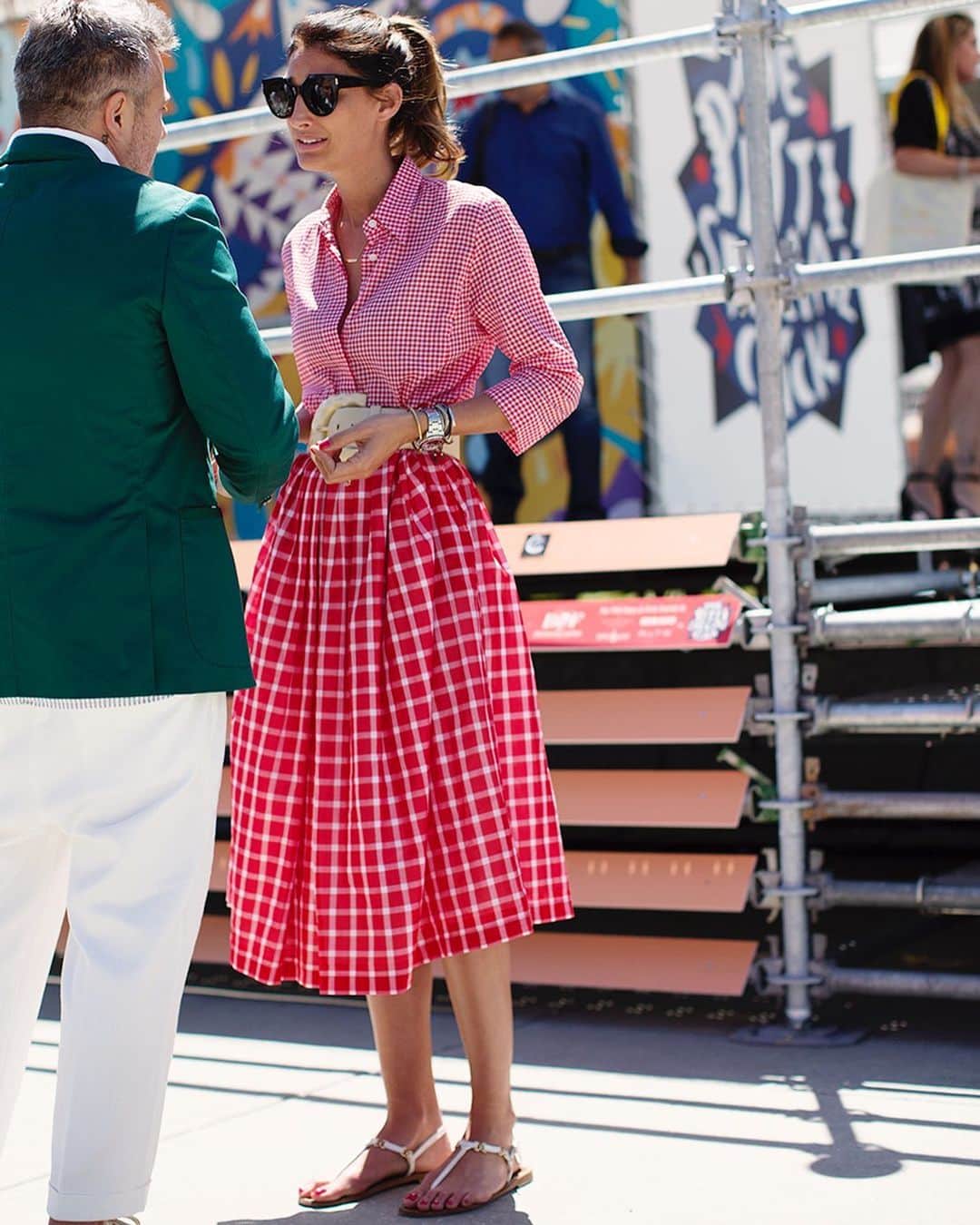 スコット・シューマンのインスタグラム：「I hate when people say “Italians do it better!” 🙄 but when you see a young lady as chic as this it’s hard to argue (check the image on Stories, the crop is much better)」