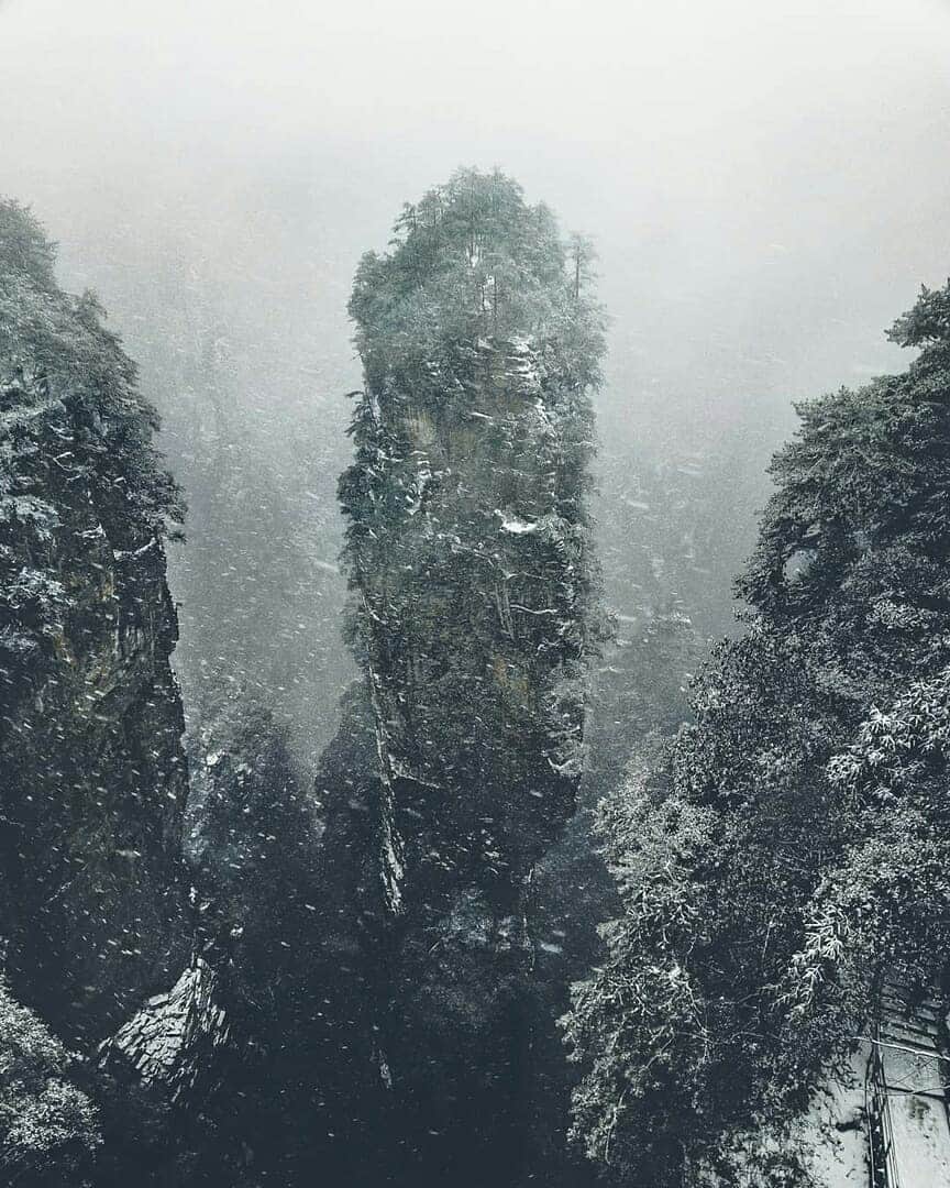 Discover Earthさんのインスタグラム写真 - (Discover EarthInstagram)「Love the slight differences between summer and winter in Zhangjiajie, in the northwest of China's Hunan province ! Which do you like the most ? 🇨🇳⛰ Have you ever been to China ? Who would you want to go there with ? Tag them ! — 📍#DiscoverChina — 📸  Photos by @harimaolee」6月19日 20時50分 - discoverearth