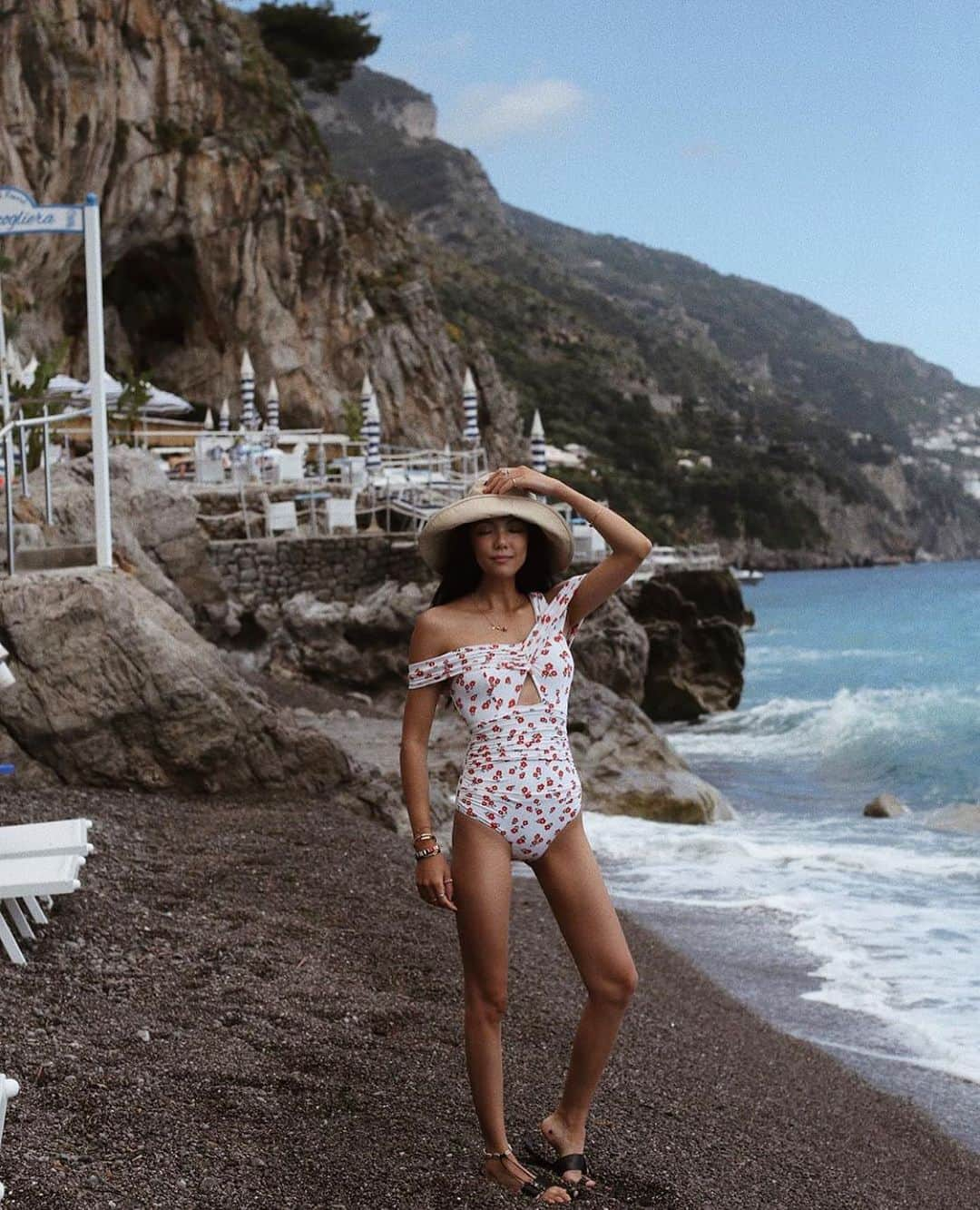 SELF PORTRAITさんのインスタグラム写真 - (SELF PORTRAITInstagram)「Sun, Sea, Italy! @yoyokulala wore FLORAL PRINTED DRAPED SWIMSUIT during her holiday in Italy.」6月19日 20時50分 - mrselfportrait