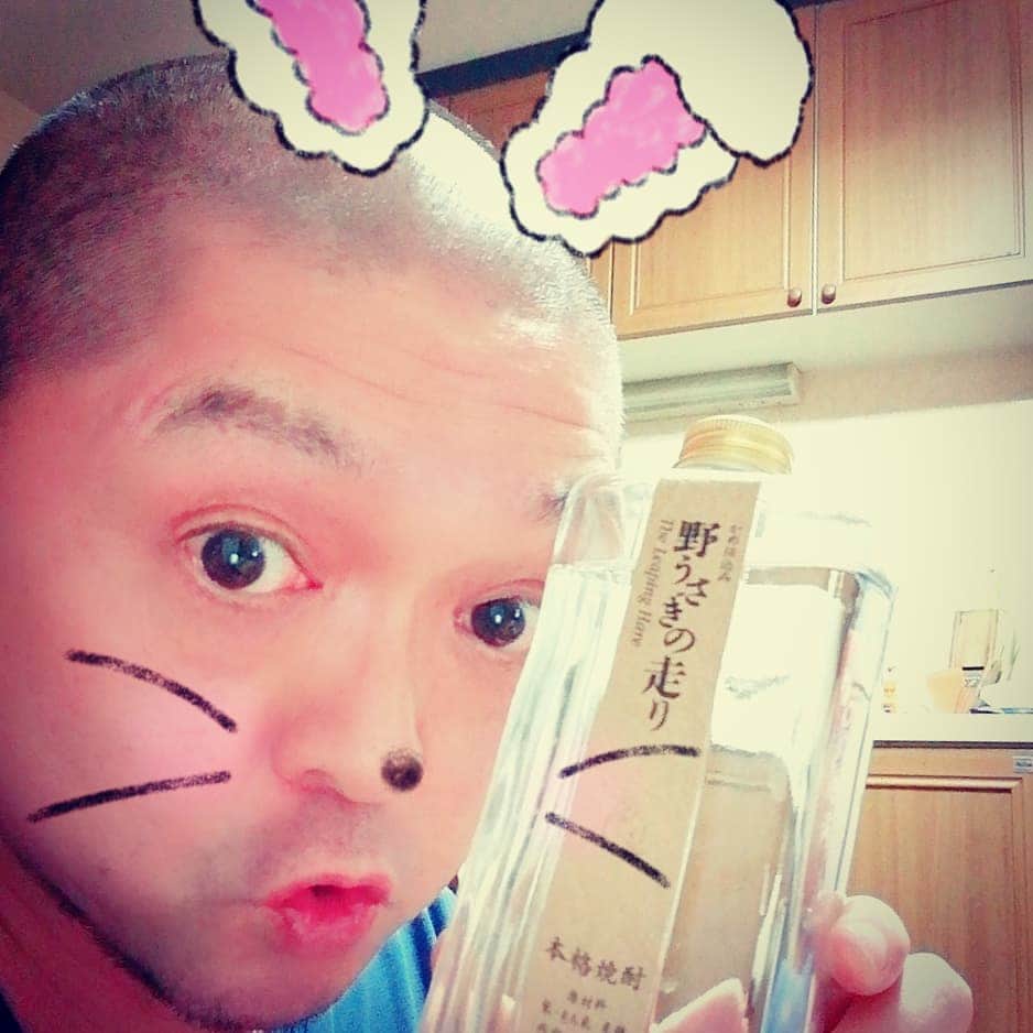 松本隆博のインスタグラム：「。 実家なう(^^)/ 宮崎県産 焼酎「野うさぎの走り」 呑んで美味すぎてピョンピョン 跳ねる♪🎼.•*¨*•.¸¸🎶🎼.•*¨*•.¸¸🎶 ヽ(^o^)丿」