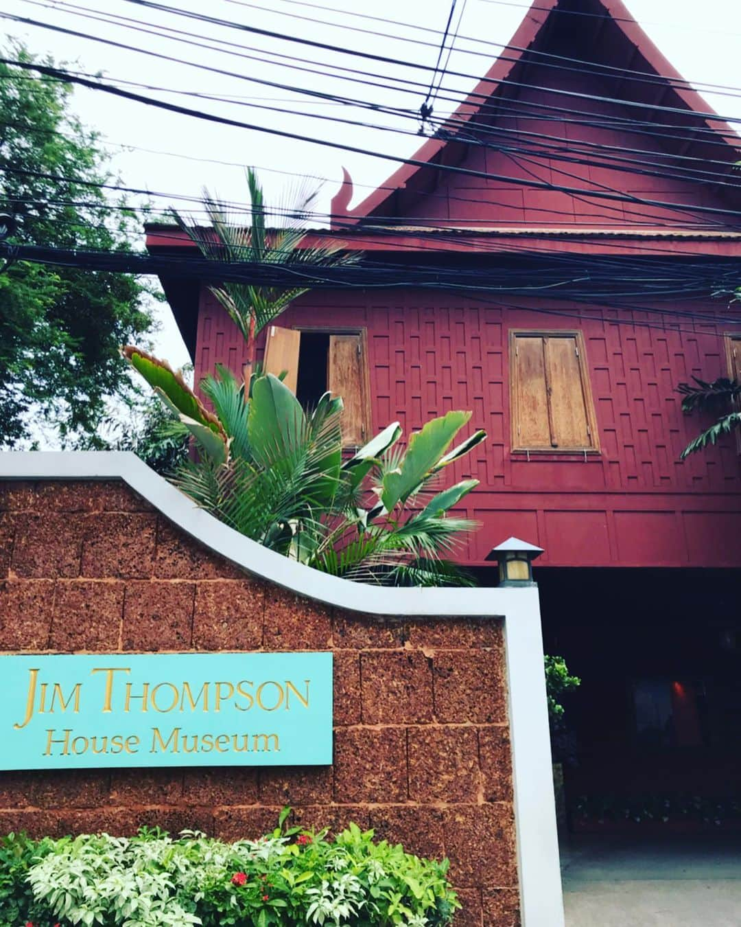 新井利佳さんのインスタグラム写真 - (新井利佳Instagram)「#jimtomsonhouse #jimtompson #beautifulcolors #thailand_ig #thailandtravel #bangkokthailand #bangkokpetlife #greencurry #massamancurry #lunch #family  #金湯普生博物館 #湯普生博物館 #泰國旅遊 #泰國景點 #泰國 #曼谷 #曼谷美食 #綠咖哩 #咖哩 #瑪莎曼咖哩  #愛吃鬼去泰國 #ジムトンプソン #ジムトンプソンの家 #レストランおススメ #タイ #バンコク #マッサマンカレー #グリーンカレー #3世代旅行」6月19日 19時21分 - rika.arai