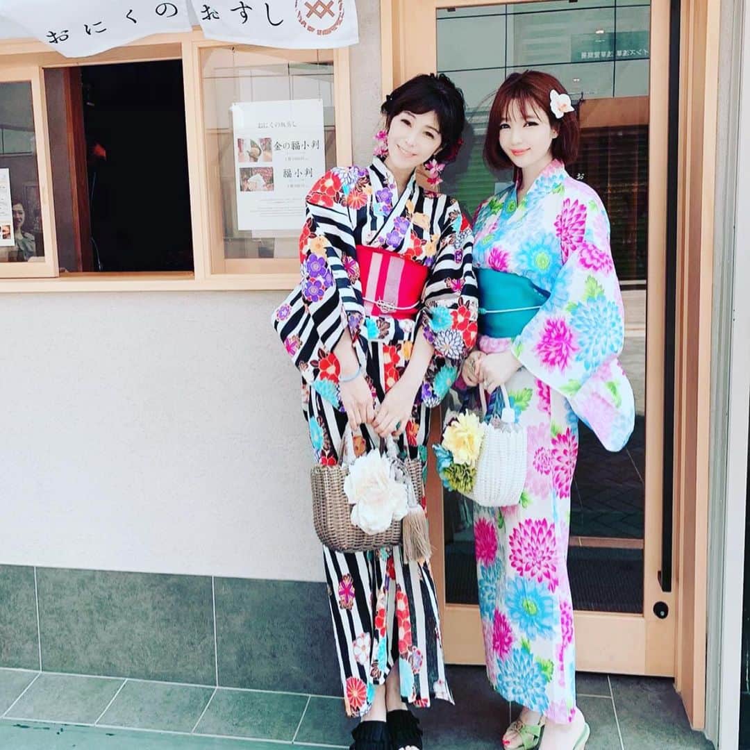 森下悠里さんのインスタグラム写真 - (森下悠里Instagram)「@marie.flower 大好き過ぎる まなちゃんに誘っていただき 話題店のレセプションに行ってきました💎✨✨ - 京都、祇園で大人気の おにくのおすし🍣 今月6日に浅草にOpenしたばかり！ 京都では大行列の大人気店です✨ - 今日は お店が浅草なので 和な気分になりたくて😉 浴衣を自分なりに着付けて お出かけ 大好きなお友達と素敵なお店で 見た目も味も最高💎な美しいお肉の丼をいただいたよ✨✨ - お持ち帰りで もっちもちの餅米をまぶしたジューシーなお肉  その名も黄金の福小判！👑もいただきました💖 - これも絶品過ぎて びっくりするほど美味しい！ 大きくてずっしりした小判なのにペロリと食べちゃった！ - 他にもお店の名前である お肉のお寿司も美味しそうだし✨ なんだか、またすぐ行きたくなるお店です✨ - ランチでは私達以外も浴衣で来てる女の子グループがいて  やっぱり浅草だし👘浴衣ってなかなか着る機会ないけど 着ると なんだかとても幸せな気持ちになるよね😉💓 - おにくのおすしさん ランチ、ディナーは勿論ですが テイクアウトも出来るから 小腹が減った時にオニギリ🍙感覚で福小判を皆様是非是非💓 - #浅草 #おにくのおすし #京都祇園 #asakusa #japan #traditional #yukata」6月19日 19時22分 - yuurimorishita