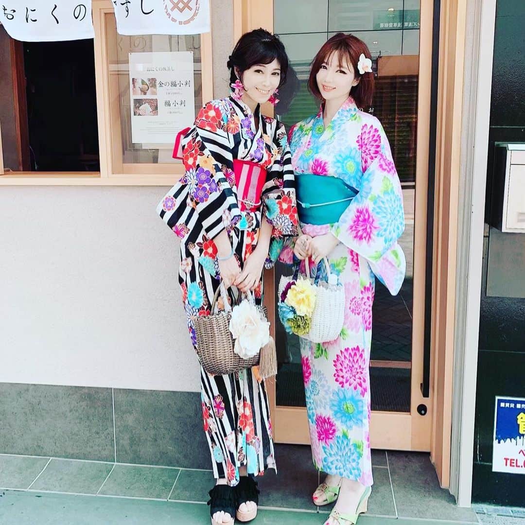 森下悠里さんのインスタグラム写真 - (森下悠里Instagram)「@marie.flower 大好き過ぎる まなちゃんに誘っていただき 話題店のレセプションに行ってきました💎✨✨ - 京都、祇園で大人気の おにくのおすし🍣 今月6日に浅草にOpenしたばかり！ 京都では大行列の大人気店です✨ - 今日は お店が浅草なので 和な気分になりたくて😉 浴衣を自分なりに着付けて お出かけ 大好きなお友達と素敵なお店で 見た目も味も最高💎な美しいお肉の丼をいただいたよ✨✨ - お持ち帰りで もっちもちの餅米をまぶしたジューシーなお肉  その名も黄金の福小判！👑もいただきました💖 - これも絶品過ぎて びっくりするほど美味しい！ 大きくてずっしりした小判なのにペロリと食べちゃった！ - 他にもお店の名前である お肉のお寿司も美味しそうだし✨ なんだか、またすぐ行きたくなるお店です✨ - ランチでは私達以外も浴衣で来てる女の子グループがいて  やっぱり浅草だし👘浴衣ってなかなか着る機会ないけど 着ると なんだかとても幸せな気持ちになるよね😉💓 - おにくのおすしさん ランチ、ディナーは勿論ですが テイクアウトも出来るから 小腹が減った時にオニギリ🍙感覚で福小判を皆様是非是非💓 - #浅草 #おにくのおすし #京都祇園 #asakusa #japan #traditional #yukata」6月19日 19時22分 - yuurimorishita