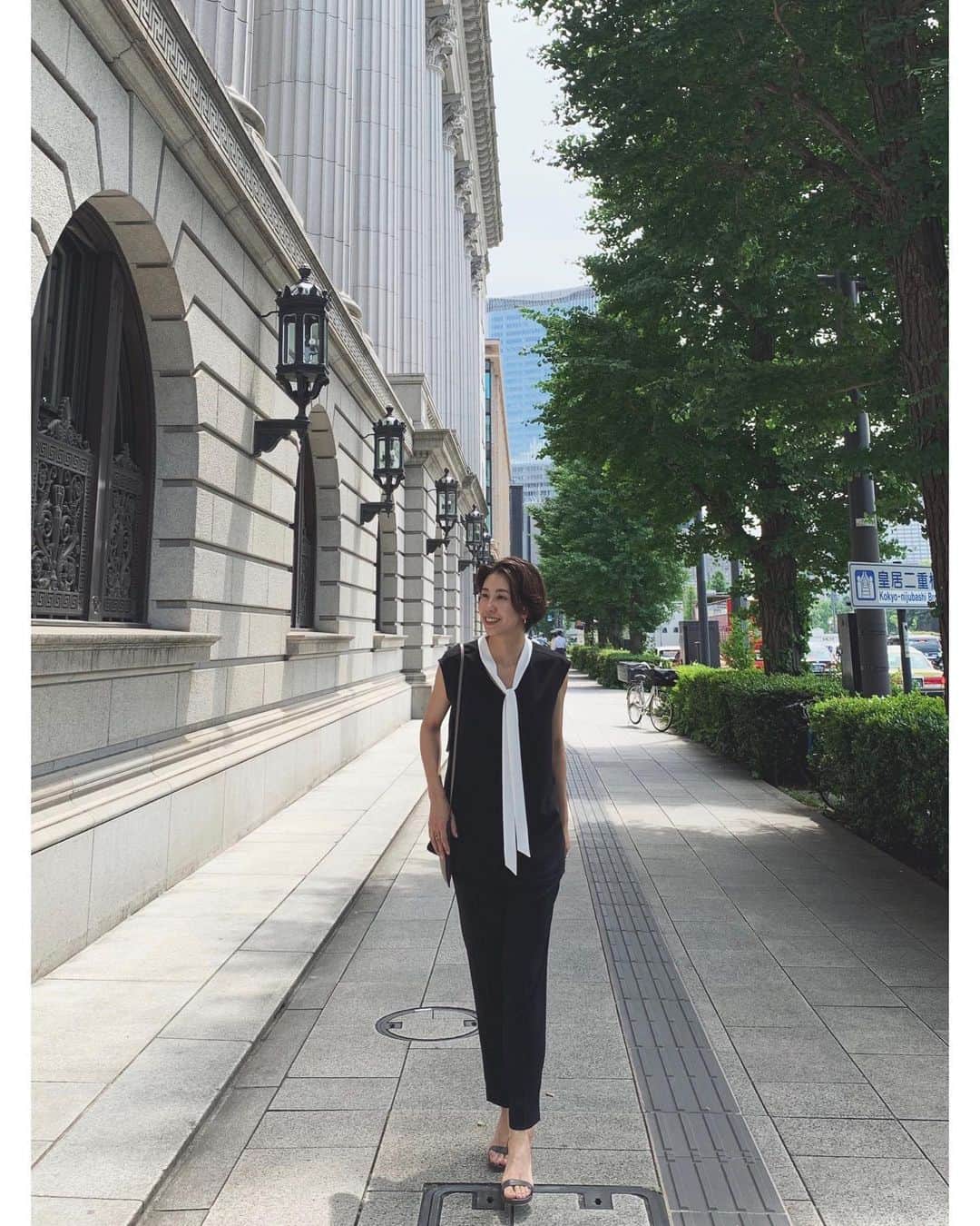 23区さんのインスタグラム写真 - (23区Instagram)「#23KU_DAYS 🚶‍♂️﻿to TOKYO MARUNOUCHI﻿ ﻿﻿ この夏着たい、オフィスカジュアル🌻﻿ ノースリーブのボウタイブラウスは、ボウタイをひと巻するだけでクールでスタイリッシュなスタイリングに✌︎﻿ ジャケットのインナーに着ても◎﻿ RAFFINATA  BAGの携帯サイズポシェットで、ランチタイムもオシャレに出かけよう😘﻿ ﻿﻿ ﻿﻿ -------------------------------------------------﻿ RAFFINATA BAG﻿﻿ イニシャルチャーム刻印キャンペーン﻿ ﻿﻿ 柔らかなイタリア製のシュリンクレザーを使用した﻿﻿ "RAFFINATA"のショルダーバッグ。﻿﻿ 同じレザー素材のチャームに、お好きなイニシャルを選んで刻印できるカスタマイズキャンペーンを実施中。﻿ ﻿﻿ 期間:6/14 fri〜27 thu﻿﻿ お渡し予定日:8月上旬予定﻿﻿ -------------------------------------------------﻿﻿﻿ ﻿﻿﻿ #23区 #23區 #MYSTANDARD23 ﻿﻿﻿﻿ #東京 #丸の内 #tokyo #RAFFINATA #ラフィナータ #バッグ #ショルダーバッグ #ボウタイブラウス #ブラウスコーデ #通勤スタイル #通勤ファッション#コーデ #パンツコーデ #ベーシックコーデ #モノトーン #モノトーンコーデ #シンプルコーデ  #fashion #style #ootd #code #coordinate ﻿」6月19日 19時32分 - 23ku_official