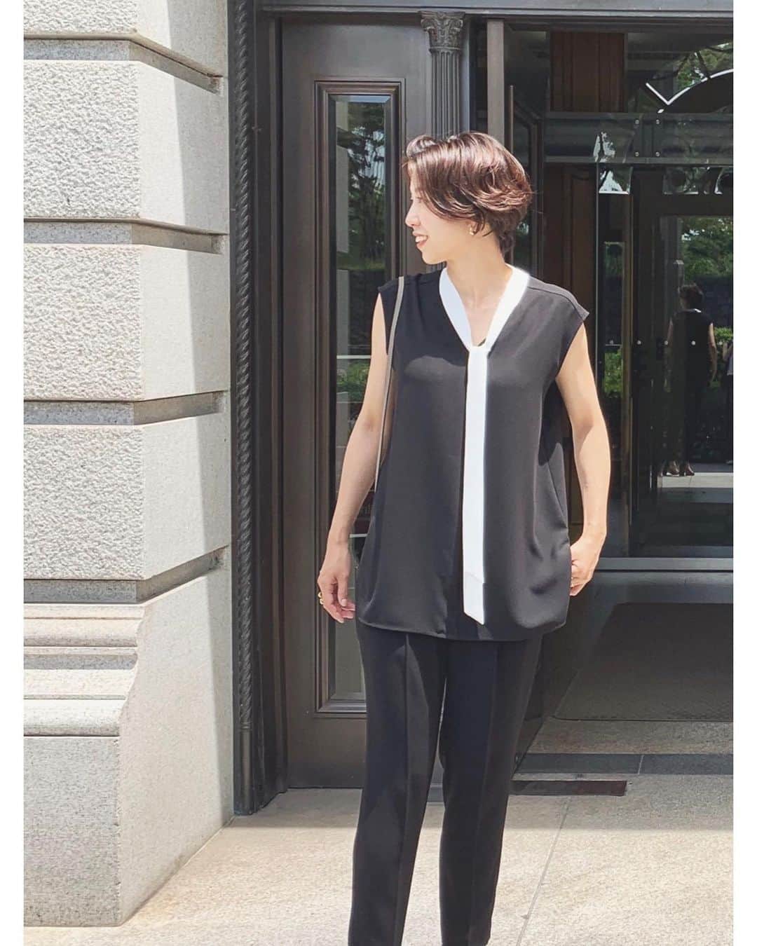 23区さんのインスタグラム写真 - (23区Instagram)「#23KU_DAYS 🚶‍♂️﻿to TOKYO MARUNOUCHI﻿ ﻿﻿ この夏着たい、オフィスカジュアル🌻﻿ ノースリーブのボウタイブラウスは、ボウタイをひと巻するだけでクールでスタイリッシュなスタイリングに✌︎﻿ ジャケットのインナーに着ても◎﻿ RAFFINATA  BAGの携帯サイズポシェットで、ランチタイムもオシャレに出かけよう😘﻿ ﻿﻿ ﻿﻿ -------------------------------------------------﻿ RAFFINATA BAG﻿﻿ イニシャルチャーム刻印キャンペーン﻿ ﻿﻿ 柔らかなイタリア製のシュリンクレザーを使用した﻿﻿ "RAFFINATA"のショルダーバッグ。﻿﻿ 同じレザー素材のチャームに、お好きなイニシャルを選んで刻印できるカスタマイズキャンペーンを実施中。﻿ ﻿﻿ 期間:6/14 fri〜27 thu﻿﻿ お渡し予定日:8月上旬予定﻿﻿ -------------------------------------------------﻿﻿﻿ ﻿﻿﻿ #23区 #23區 #MYSTANDARD23 ﻿﻿﻿﻿ #東京 #丸の内 #tokyo #RAFFINATA #ラフィナータ #バッグ #ショルダーバッグ #ボウタイブラウス #ブラウスコーデ #通勤スタイル #通勤ファッション#コーデ #パンツコーデ #ベーシックコーデ #モノトーン #モノトーンコーデ #シンプルコーデ  #fashion #style #ootd #code #coordinate ﻿」6月19日 19時32分 - 23ku_official