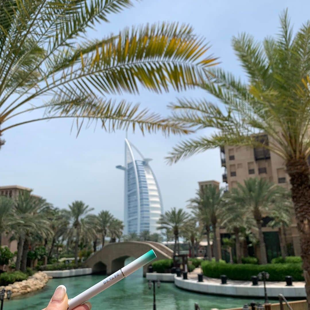 DR.VAPEさんのインスタグラム写真 - (DR.VAPEInstagram)「ドバイの7つ星ホテルのブルジュアルアラブ🇦🇪 いつか特別な日に泊まりたいホテルの一つ…✨ 緑に囲まれたブルジュアルアラブを背景にマスカットミントのベイプ…映えます🌺 * * #DRVAPE#VAPE#dubai#uae#UnitedArabEmirates#BurjAlArab#sevenstarhotel#travelgram#traveltotheworld#instagood#travel#hotel #ドクターベープ#べイプ#ドバイ#アラブ首長国連邦#ブルジュアルアラブ#7つ星ホテル#ホテル#高級ホテル#常夏#世界旅行#健康#旅好きな人と繋がりたい#禁煙#禁煙グッズ#タバコ#禁煙したい#旅好き#中東」6月19日 19時42分 - dr.vape_official