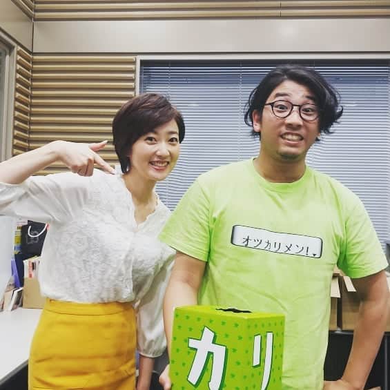 のインスタグラム：「「オツカリメン」‼️‼️ RKBラジオ「アナウンサーの世界」を支えてくれているスタッフ梅ちゃんが、 オツカリメンバーだった🤗  Tシャツ、似合ってるね🎵  ティーンの皆さん、街で見かけたら是非積極的にインタビューに応えてくださいね～🎤 #カリメン #アナウンサーの世界 #rkb#rkbラジオ#梅ちゃん#Tシャツ #緑#オツカリメン#復活#番外編 #A#スタジオ#ヒット情報」