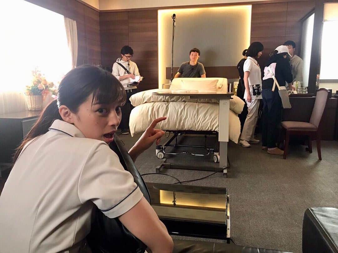 日本テレビ　ドラマ「白衣の戦士！」のインスタグラム：「‪🏥今夜放送‼️最終回🚑‬ 探し物をしているシーンを撮影中の水川さん。その様子をこっそり見守る中条さん🎵 #夏美が何を探していたかは… #今夜10時 #最終話 #見てね #日テレ #中条あやみ #水川あさみ」