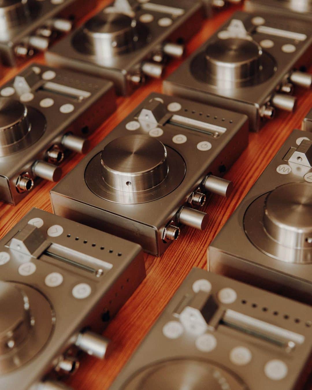 Red Bull Music Academyのインスタグラム：「At the 2018 Academy in Berlin, participants from all over the world brought samples from their hometowns with them, recorded on their custom-made Granular Convolver. The cool thing about this handheld synth we created just for this purpose is that the participants could then share and convolve their sounds with each other – an all-new way to collaborate! — 📷 @mariusknieling #granularsynthesis #synthesizer #rbma20 #collaboration」