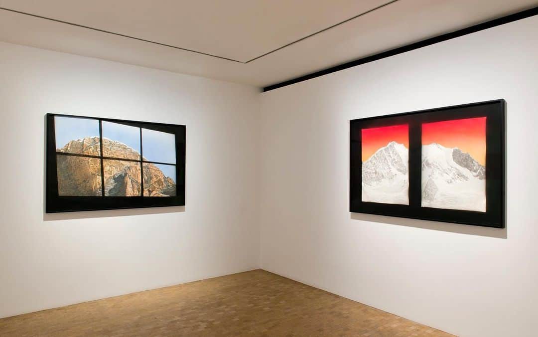 のインスタグラム：「#EdRuscha: “Ed Ruscha: Eilshemius & Me," is now on view at Gagosian, Davies Street, London, through August 2.  The exhibition presents works by Ed Ruscha and Louis Michel Eilshemius (1864–1941), elucidating a link between the two artists through American history. This exhibition overlaps with Ruscha’s “Artists Rooms” display at Tate Modern, London, which opens on July 25. Find out more via the link in our bio! ___________ #Gagosian @edruschaofficial @tate Installation views, "Ed Ruscha: Eilshemius & Me," Gagosian, Davies Street, London, June 18–August 2, 2019. Artworks by Ed Ruscha © Ed Ruscha; artworks by Louis Michel Eilshemius, collection of Ed and Danna Ruscha. Photos: Joanna Fernandes」