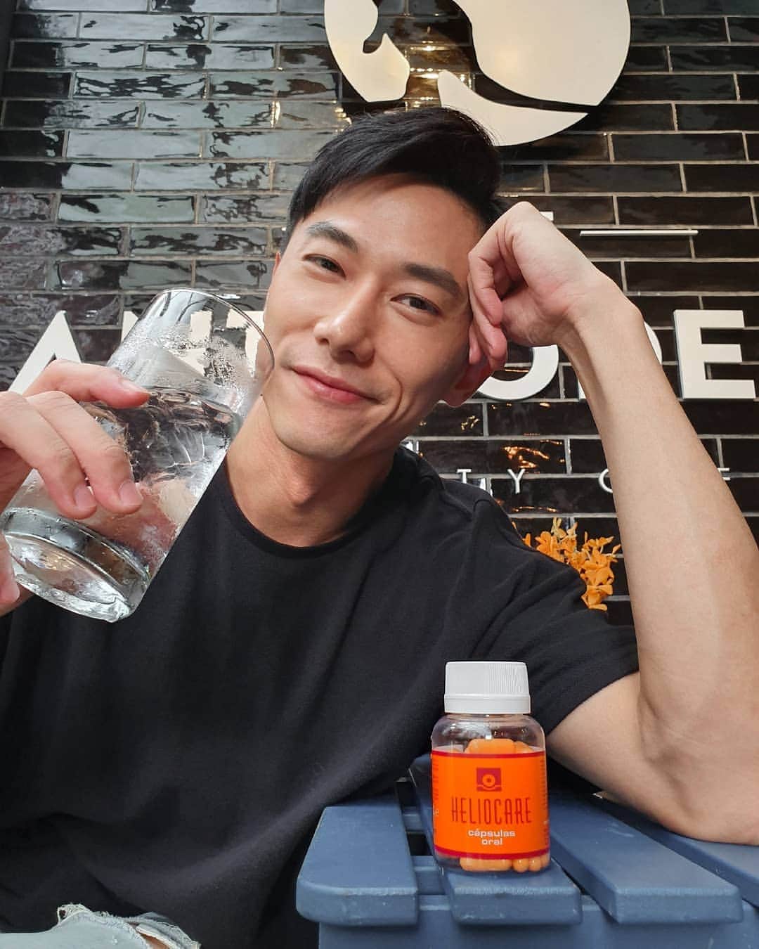 デスモンド・タンのインスタグラム：「Summer is coming in Taiwan! 夏天要来咯!  I eat my daily sunblock supplement that complements my sunscreen to fight off harmful UV rays and environmental aggressors. I like it because it is an easy and safe way to maximise sun protection, perfect for my long filming days! 🌞  Want to be well protected inside out like me? You just have to follow me and @heliocaresg, and leave a note ↓ on why you should be one of the special two to win a Heliocare hamper set 😉  记得点个赞👍哦∼  #heliocaresg #eatyoursunblock」