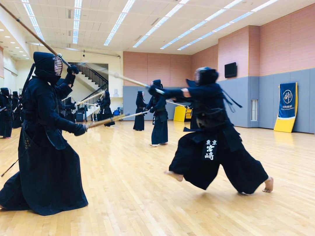 ASKAさんのインスタグラム写真 - (ASKAInstagram)「先日の香港公演翌日に、総勢30名程の剣士が集まり、1時間みっちり剣道の稽古をしてきました。写真は二刀流の剣士との稽古風景。本当に良い交流をさせていただきました。 #aska #aska_official  #剣道 #香港での稽古風景 #剣道交流」6月19日 19時45分 - aska_official921