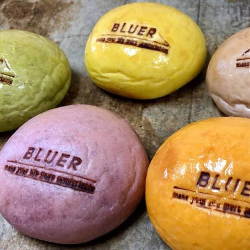 BLUER®︎ -ブルーアーさんのインスタグラム写真 - (BLUER®︎ -ブルーアーInstagram)「【Vegetable and Fruit BUNS】 ・ BBQにて、、、🍖 野菜とお肉、チーズをたっぷり挟んでチーズバーガーに🤤🍔 ・ ・ 野菜やフルーツが練り込まれカラフルになったバンズ🥖 みなさんはなにをはさみますか🤩？ ・ ・ ・ BLUER®︎ -🇯🇵🇺🇸 🌐Play in on our planet 地球を遊ぼう ___________________________ 【Online shop】 ☞ @bluer.tokyo プロフィールから http://bluer.shop-pro.jp ☎︎お電話での通販も承ります。 ・ 【お問合せ】 BLUER INC. 株式会社ブルアー ☎︎ 050-1532-3647（お客様サポート） (☎︎購入可 pm1-6 平日only) ✉️shopping@bluer.co.jp ___________________________  #bluer #bluerco  #slowstyle #madeinjapan #surf #beach #天然酵母パン #無添加」6月19日 19時45分 - bluer.tokyo