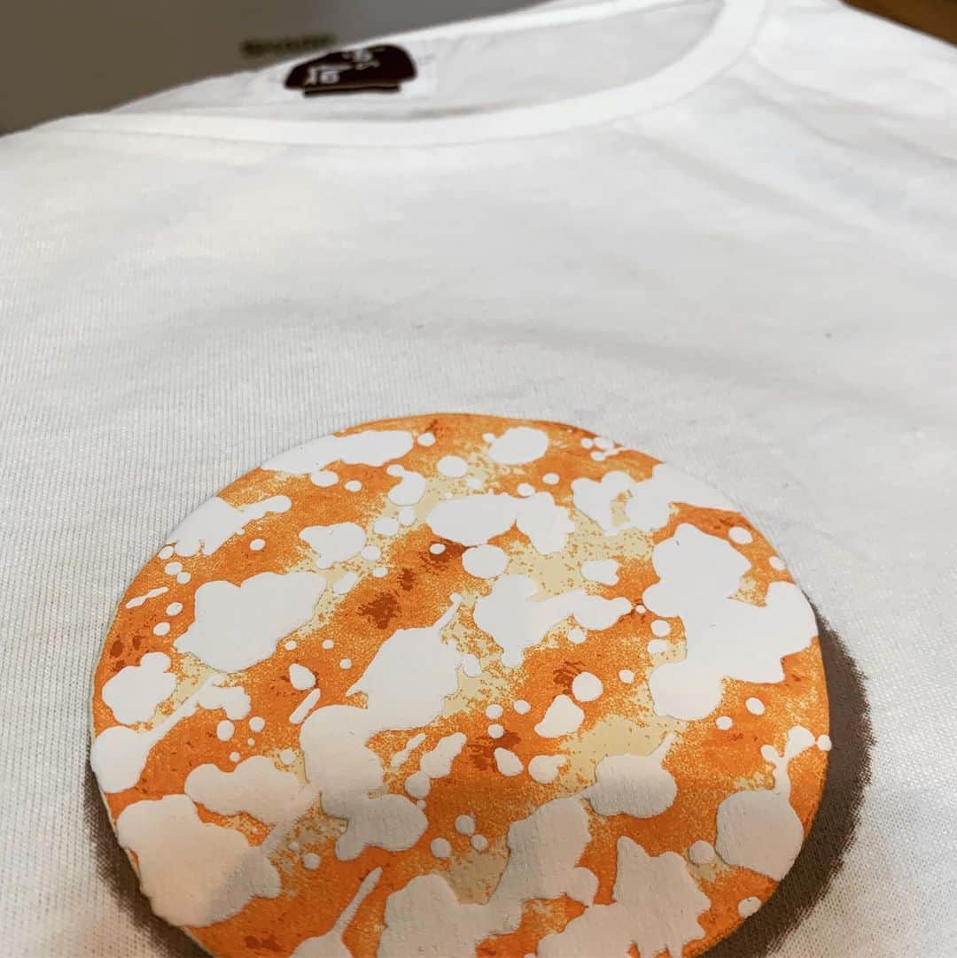安倍吉俊のインスタグラム：「すごい立体的なプリントの雪の宿Tシャツを(￣Σ￣)に買ってもらったぞ。最初木星かと思った」