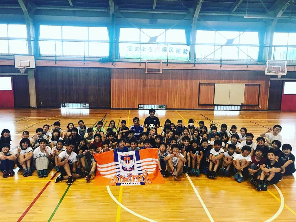 アルビレックス新潟さんのインスタグラム写真 - (アルビレックス新潟Instagram)「#加藤大 選手と#内田潤 U-15監督が訪問したのは、#新潟市 立 #中野山小学校🏫 『加藤選手はどんなボールでも簡単に返してくれるんだよ！』と内田監督から振られた加藤選手。 投げたボールを胸や頭でコントロールし、内田監督に正確に返すデモンストレーションを披露し、子どもたちや先生方からは拍手👏と歓声📣が上がりました🙌  運動の時間の最後には、内田監督から『サッカーはひとりでやらないスポーツ。声をかけながら協力することが大切。仲間たちと協力しながら挑戦してください』とメッセージ✨  みんなで撮影した集合写真は、大切な思い出の1枚です📷  下校時には加藤選手自ら校門に立って、ハイタッチでお見送り🤚  中野山小学校の皆さん、楽しい時間をありがとうございました！  #albirex #niigata #アルビレックス新潟 #ホームタウン」6月19日 19時47分 - albirex_niigata_official