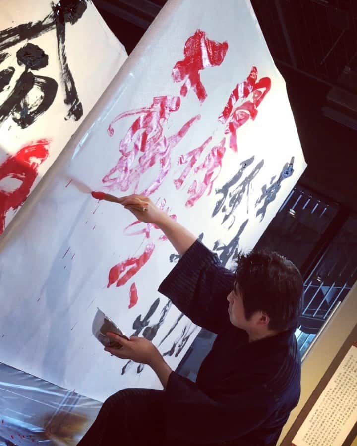 鈴木暁昇のインスタグラム：「* 豊洲イベントでのパフォーマンス動画です✨お越しいただいた方ありがとうございます😊 * この動画は梅径先生が黒墨で書いた風林火山の前半の詩文に合わせて、赤墨で後半部分を私が書いた部分です。 * * The other day I did a calligraphy performance.  It is a performance Chinese poetry風林火山 . * ● English translation of this Chinese poem ● * as fast as the wind, as quiet as the forest, as daring as fire, and immovable as the mountain ※I'm sorry I'm poor at English. * * ◆曉昇書芸会・8月開講書遊講座及び通信講座生徒募集 * ✨基礎の基礎✨に特化し、✨書道を純粋に楽しむ書遊講座及び通信講座✨を8月に新規開講します。詳細はInstagramプロフィールにリンクのホームページよりの書道教室、通信講座、書芸教室掲示板をご覧頂ければ幸いです。 ******************************* #書道 #鈴木曉昇 #和 #wabisabi #calligraphy #筆文字 #artistic #beautiful #chinesecalligraphy #墨 #sumi #書法 #japan #手書き #美文字 #手書きツイート #オリンピック #Olympic #japaneseculture #日本 #chineseculture #書道パフォーマンス」
