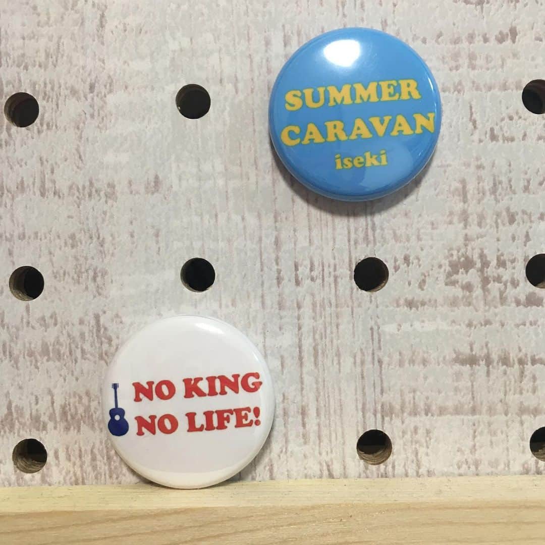 ISEKIのインスタグラム：「こんばんはー🌙*ﾟ KING物販副店長です🙇‍♀️ ISEKI NEW グッズ情報👑  6月22日(土)所沢MOJOより販売開始  缶バッチ2種類 各300円  ISEKIグッズのトートやサコッシュに合う缶バッチとなっております✨  それでは今週末MOJOでお待ちしております👍」