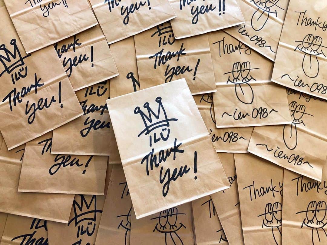 original brand 【ilu098】さんのインスタグラム写真 - (original brand 【ilu098】Instagram)「本日も"贈りもの"ラッシュなアイル 沢山のご来店ありがとうございました！ アイルの紙バッグは、 1枚1枚を @ilu_airi の手描き "贈りもの"は商品包装後、 紙バッグへ入れてお渡ししております 令和の初夏、たくさんの "I LOVE U"な瞬間が溢れますように♫ #ilu098 #okinawalife #贈りもの #沖縄 #thankyou #👑🎁✨ #アイルの贈りもの」6月19日 20時00分 - ilu098