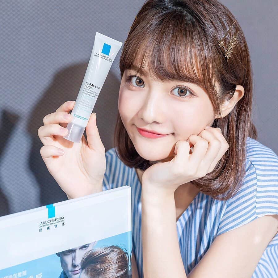 Ninaさんのインスタグラム写真 - (NinaInstagram)「#文末抽獎🎁 大家最常有困擾的就是：有粉刺跟痘痘該怎麼辦才好呢？ 這次我去參加了理膚寶水的新品發表會 完全就是油痘粉刺的救星！！ / 這次#理膚寶水 新出了 #淨痘無瑕極效精華（潤色版） 油性瑕疵肌、痘痘肌、敏感肌都可以使用 裡面有添加專利溫泉萃取因子、水楊酸等等 不只可以調節油痘粉刺，還有輕薄的遮瑕效果 算是CP值很高的一款產品！！！ / 再來是粉刺的救星 #淨透煥膚極效精華K+ 給油性、毛孔粗大、粉刺還有皮脂分泌旺盛的問題 他可以加速角質代謝、抗氧化跟調理油脂分泌，達到溫和有效的去除粉刺+緊緻毛孔 因為我是鼻翼粉刺比較多的人，所以這支我每晚都塗😆👍🏻 / 再來是理膚寶水首創的 #油痘粉刺AI智慧診斷 只要開啟網址自拍正臉/左側臉/右側臉 系統就會演算分析你目前的油痘粉刺 還會根據你的狀況提供最適合你的保養方式 是不是非常厲害呀🤤 大家也趕快上滑限動 去檢測看看你們的痘痘粉刺狀況吧❤ #皮膚科醫師指定推薦NO1 / 今天要來送小禮物🎁 只要按此篇❤並ᴛᴀɢ二位好友留言分享「自己有什麼油痘粉刺困擾？」 6/22抽出來五位幸運的人🎉」6月19日 20時00分 - ninaxxya