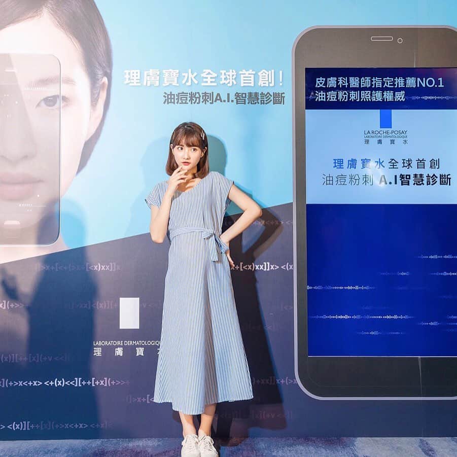 Ninaさんのインスタグラム写真 - (NinaInstagram)「#文末抽獎🎁 大家最常有困擾的就是：有粉刺跟痘痘該怎麼辦才好呢？ 這次我去參加了理膚寶水的新品發表會 完全就是油痘粉刺的救星！！ / 這次#理膚寶水 新出了 #淨痘無瑕極效精華（潤色版） 油性瑕疵肌、痘痘肌、敏感肌都可以使用 裡面有添加專利溫泉萃取因子、水楊酸等等 不只可以調節油痘粉刺，還有輕薄的遮瑕效果 算是CP值很高的一款產品！！！ / 再來是粉刺的救星 #淨透煥膚極效精華K+ 給油性、毛孔粗大、粉刺還有皮脂分泌旺盛的問題 他可以加速角質代謝、抗氧化跟調理油脂分泌，達到溫和有效的去除粉刺+緊緻毛孔 因為我是鼻翼粉刺比較多的人，所以這支我每晚都塗😆👍🏻 / 再來是理膚寶水首創的 #油痘粉刺AI智慧診斷 只要開啟網址自拍正臉/左側臉/右側臉 系統就會演算分析你目前的油痘粉刺 還會根據你的狀況提供最適合你的保養方式 是不是非常厲害呀🤤 大家也趕快上滑限動 去檢測看看你們的痘痘粉刺狀況吧❤ #皮膚科醫師指定推薦NO1 / 今天要來送小禮物🎁 只要按此篇❤並ᴛᴀɢ二位好友留言分享「自己有什麼油痘粉刺困擾？」 6/22抽出來五位幸運的人🎉」6月19日 20時00分 - ninaxxya