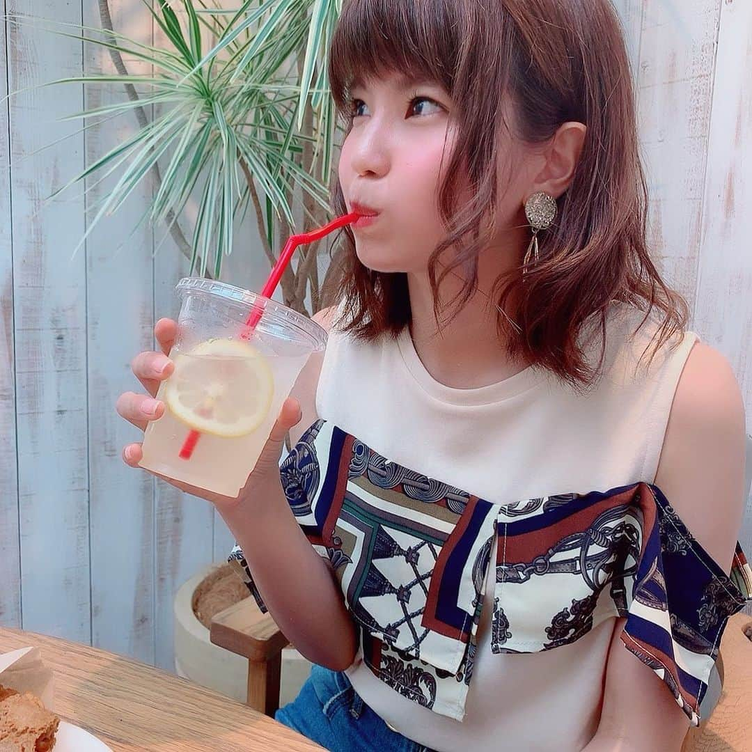 天野なつさんのインスタグラム写真 - (天野なつInstagram)「. ２ヶ月ぶりの投稿になっちゃいました🤣 みんな見とるかな？？w . ストーリーは気楽にできるけど、投稿なに載せるかめっちゃ迷うよね🤦‍♀️ . 味とコスパ重視な私は映えカフェあんまりわからんけん、あわたに連れて行ってもらった！！ クッキーおいしかった🤤 . #ロンハーマンカフェ #福岡 #薬院 #murua」6月19日 19時54分 - natsu_amano