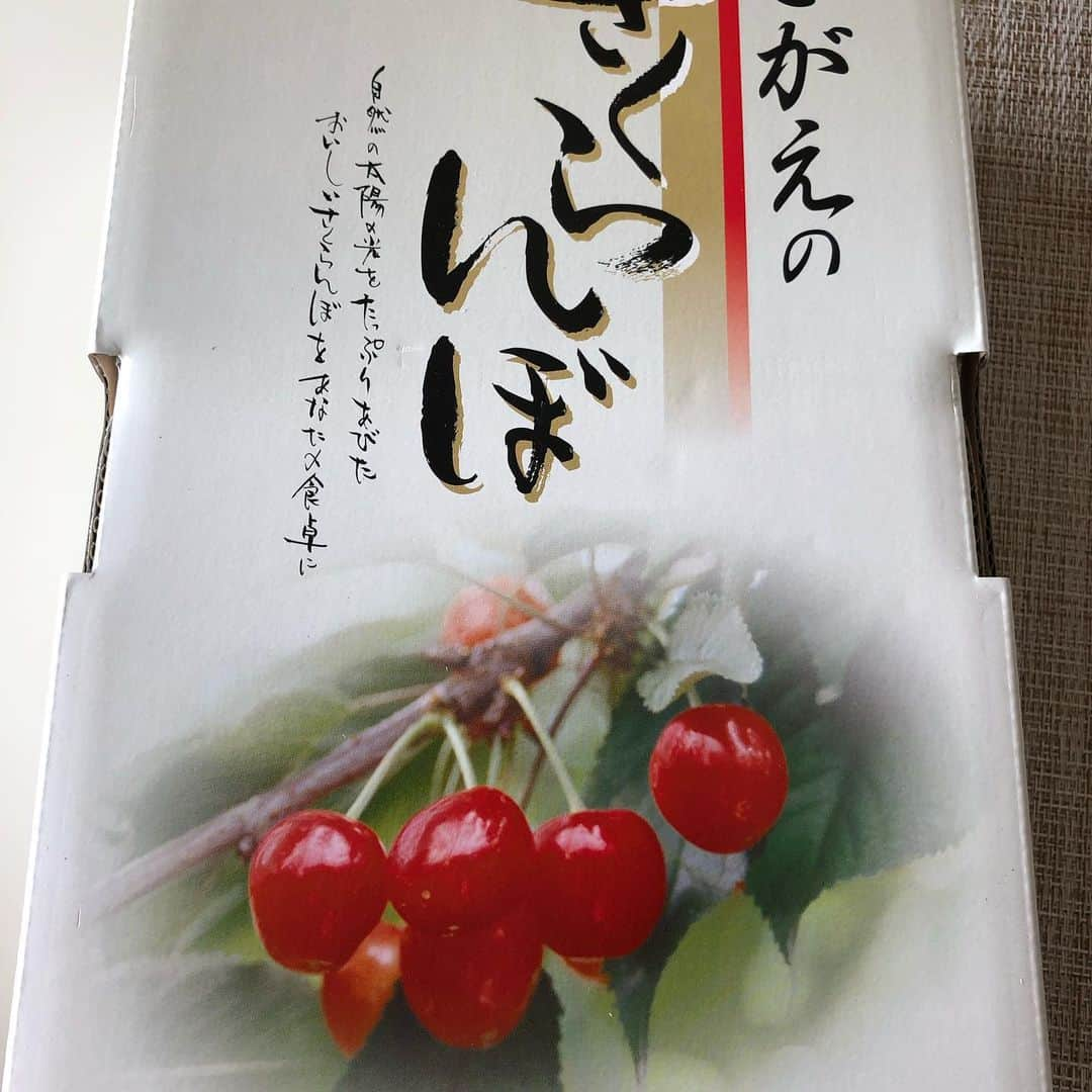 菊地直哉さんのインスタグラム写真 - (菊地直哉Instagram)「山形寒河江からさくらんぼ届きました^_^ 毎年楽しみにしています^_^ 昨日、今日と二部練だったのでこれで回復します🦵💪 福岡で美味しいフルーツ食べれるとこあるのかな〜🤔 #佐藤錦 #寒河江市 #地震が心配でした  #さくらんぼ #菊地直哉 #アビスパ福岡 #フルーツ #疲労回復」6月19日 19時54分 - naoya_kikuchi_53